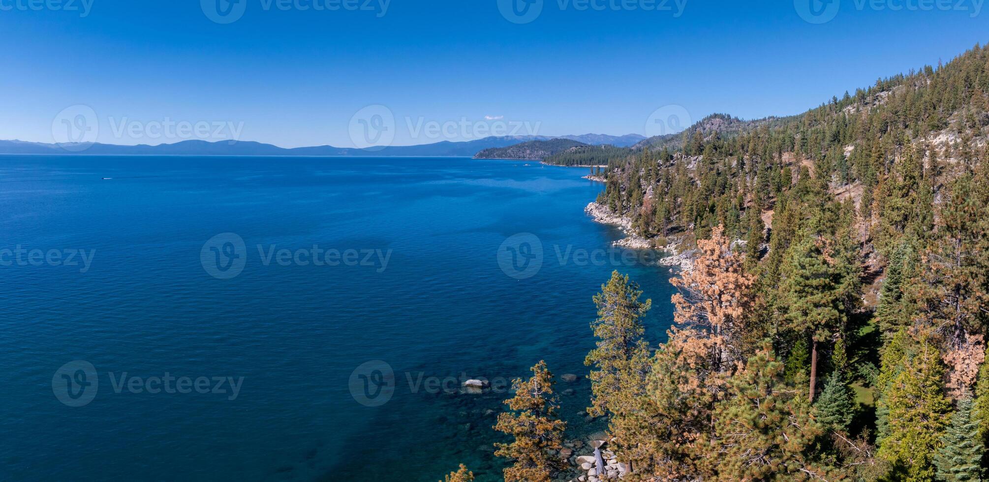 magnifique aérien vue de le Tahoe Lac de au dessus dans Californie, Etats-Unis. photo