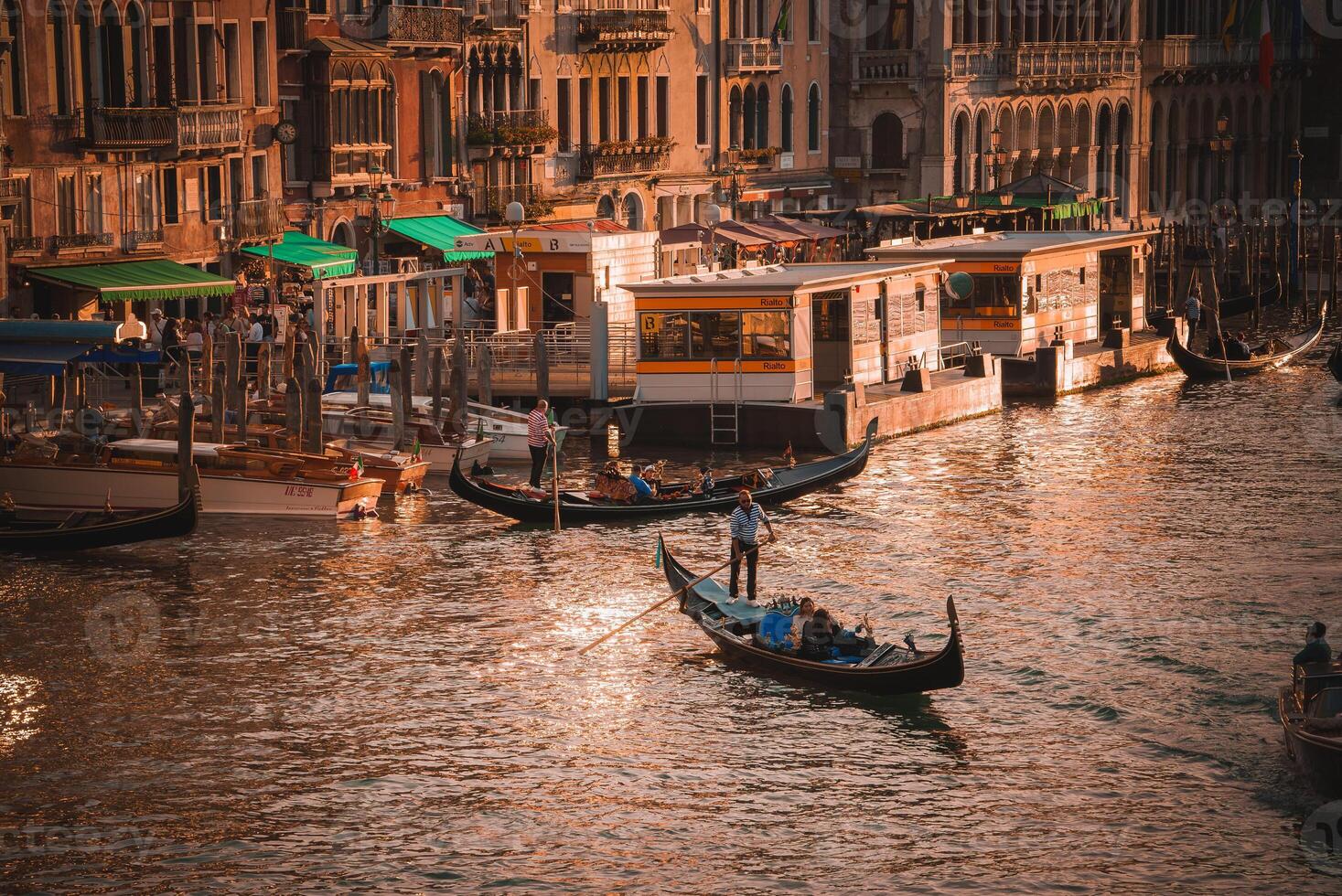 le coucher du soleil gondoles iconique vénitien bateaux sur grandiose canal à crépuscule dans chaud tons photo