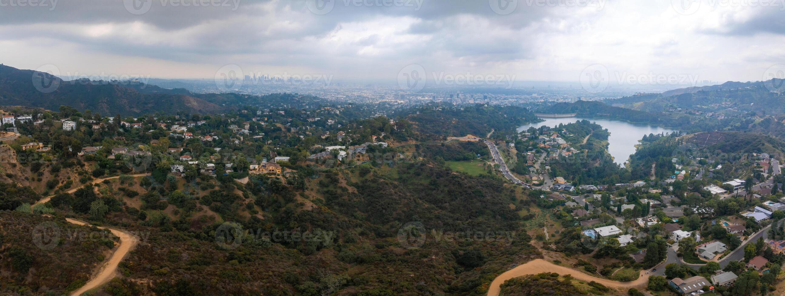 vue sur le coucher de soleil chaud de los angeles avec palmier et centre-ville en arrière-plan. photo