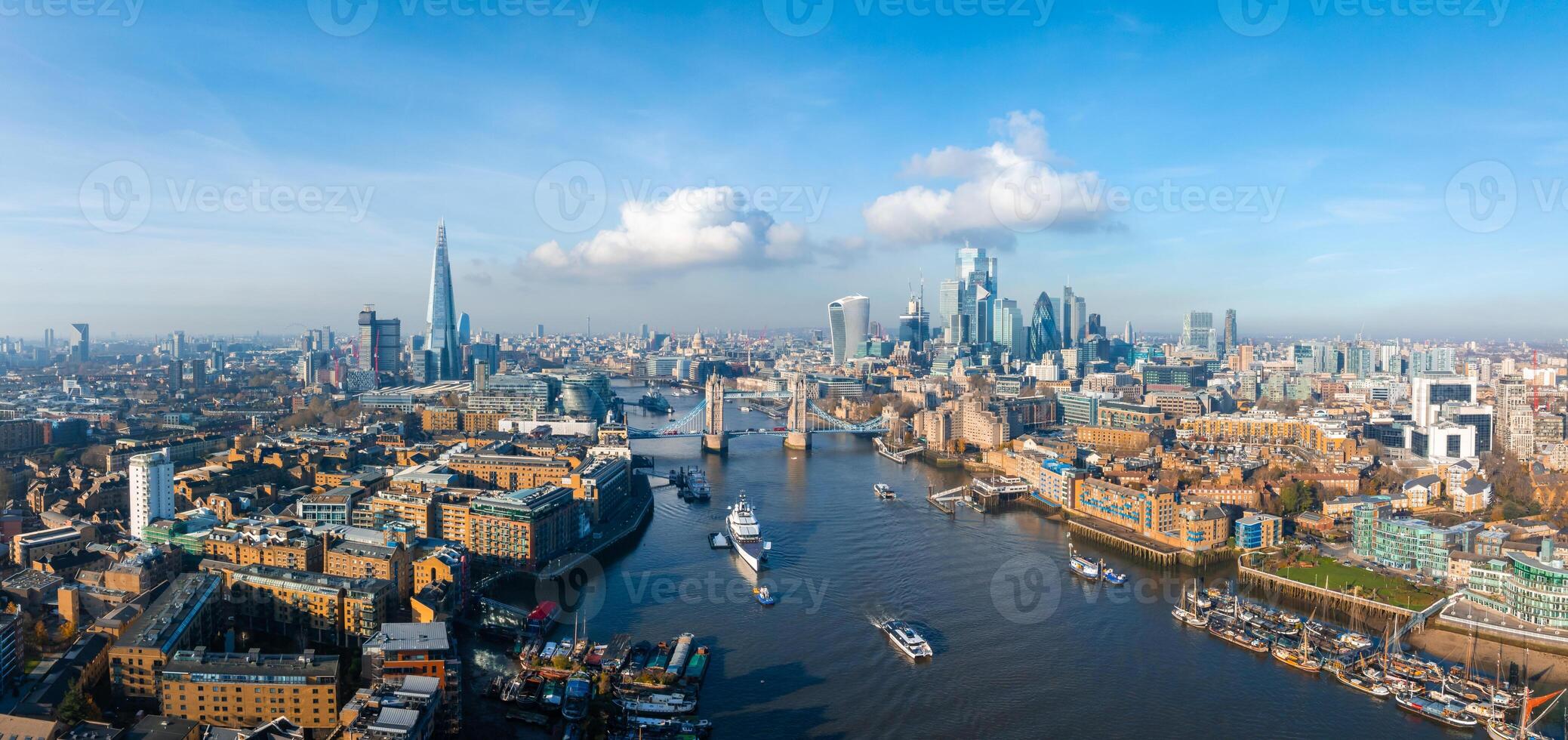 aérien vue de le iconique la tour pont de liaison londres avec vers le sud photo