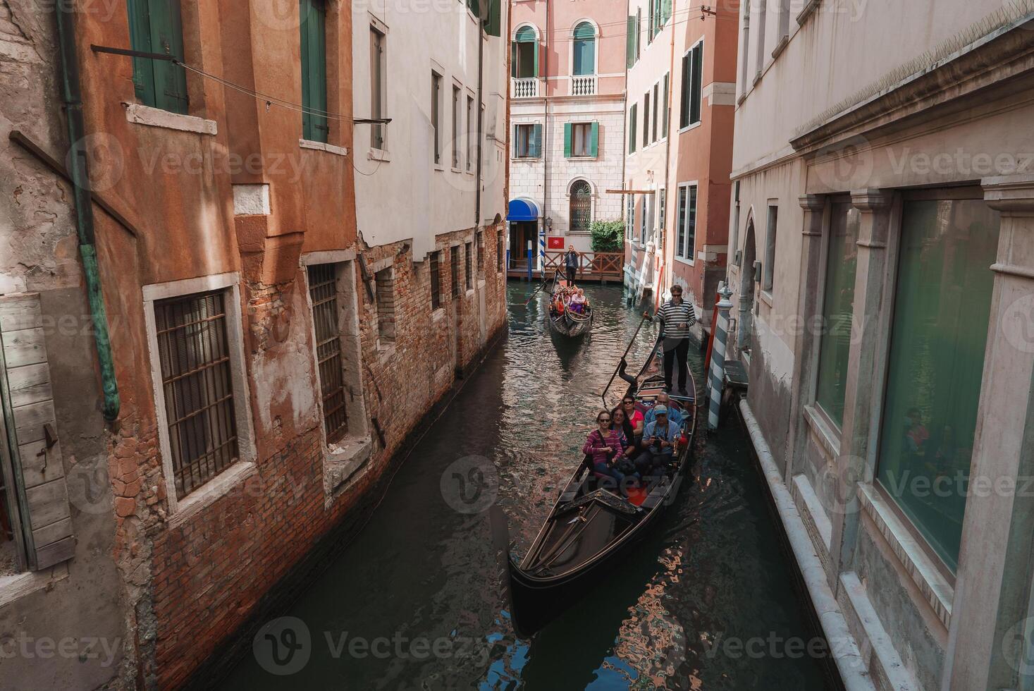 serein gondole balade par Venise charmant canaux - intemporel beauté et romance photo