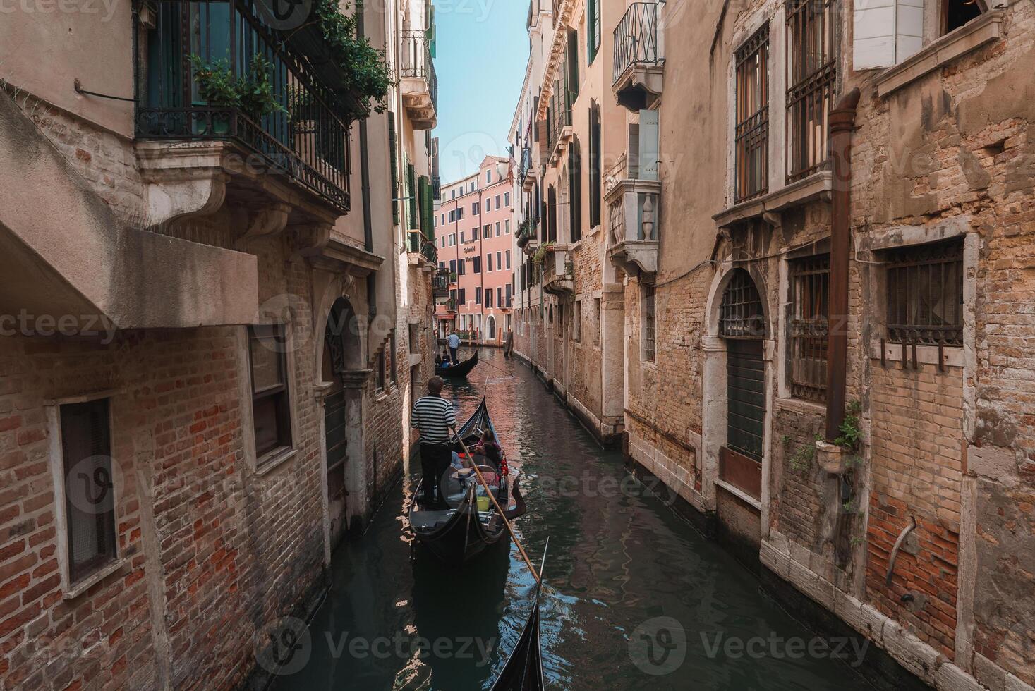 serein gondole balade par charmant vénitien canaux - iconique voie navigable scène photo