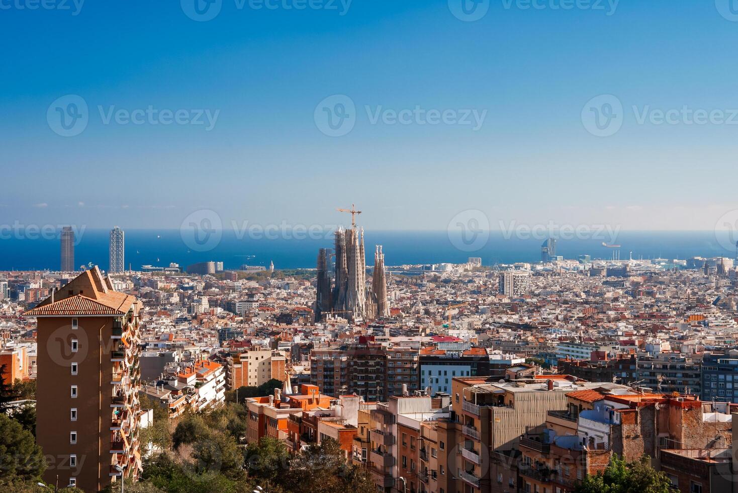 expansif panoramique vue de Barcelone, sagrada familia contre bleu ciel photo