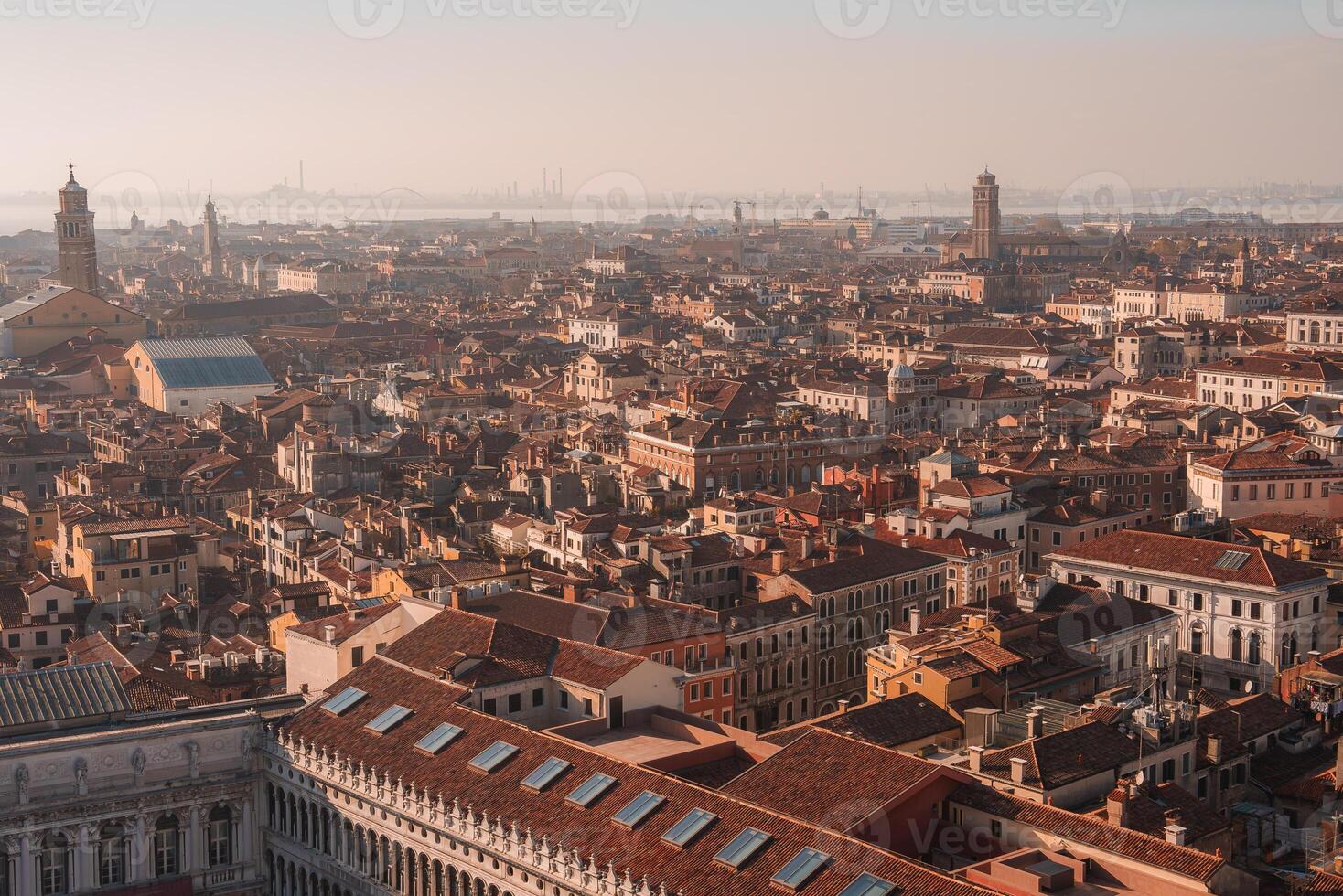 Stupéfiant aérien vue de Venise, Italie avec iconique carrelage rouge toits et pittoresque voies navigables photo