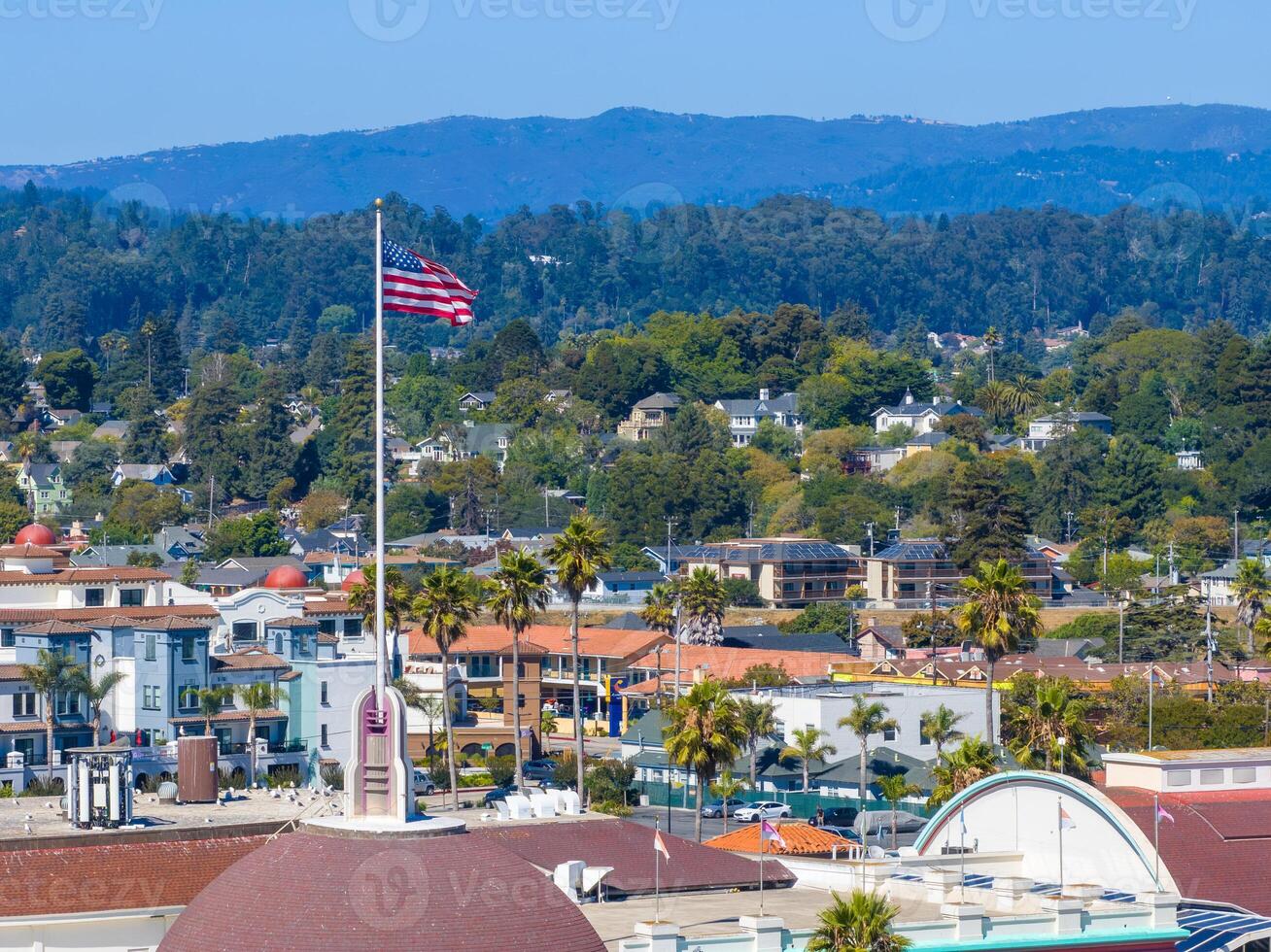 aérien vue de le américain drapeau dans le Père Noël croix. photo