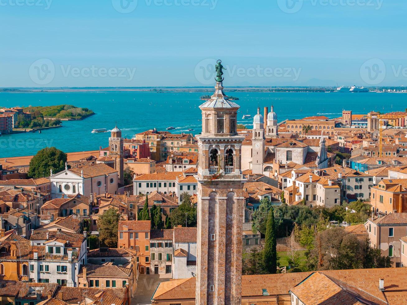 aérien vue de Venise près Saint Des marques carré, rialto pont et étroit canaux. photo