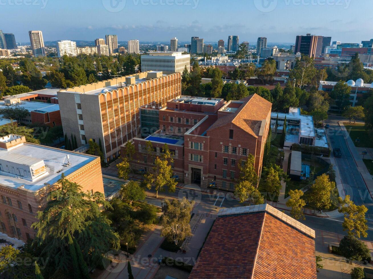 aérien vue de américain Université Campus avec traditionnel et moderne architecture à lever du soleil photo