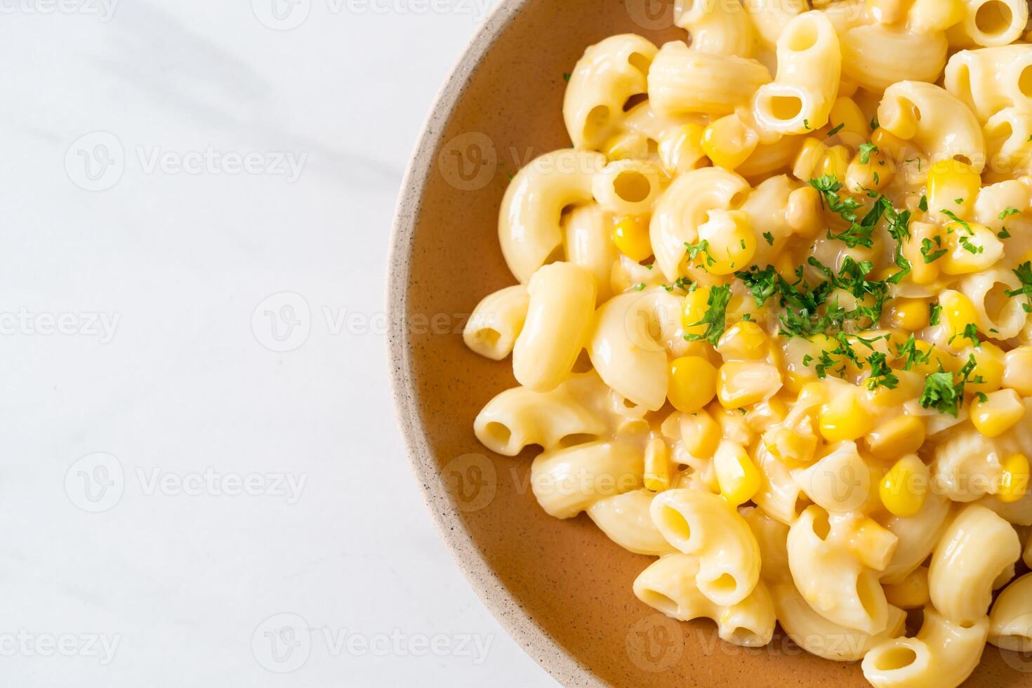 macaroni fromage de maïs crémeux sur la plaque photo