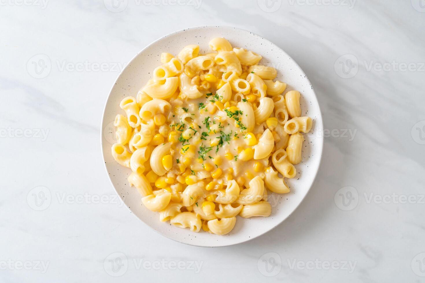 macaroni fromage de maïs crémeux sur la plaque photo