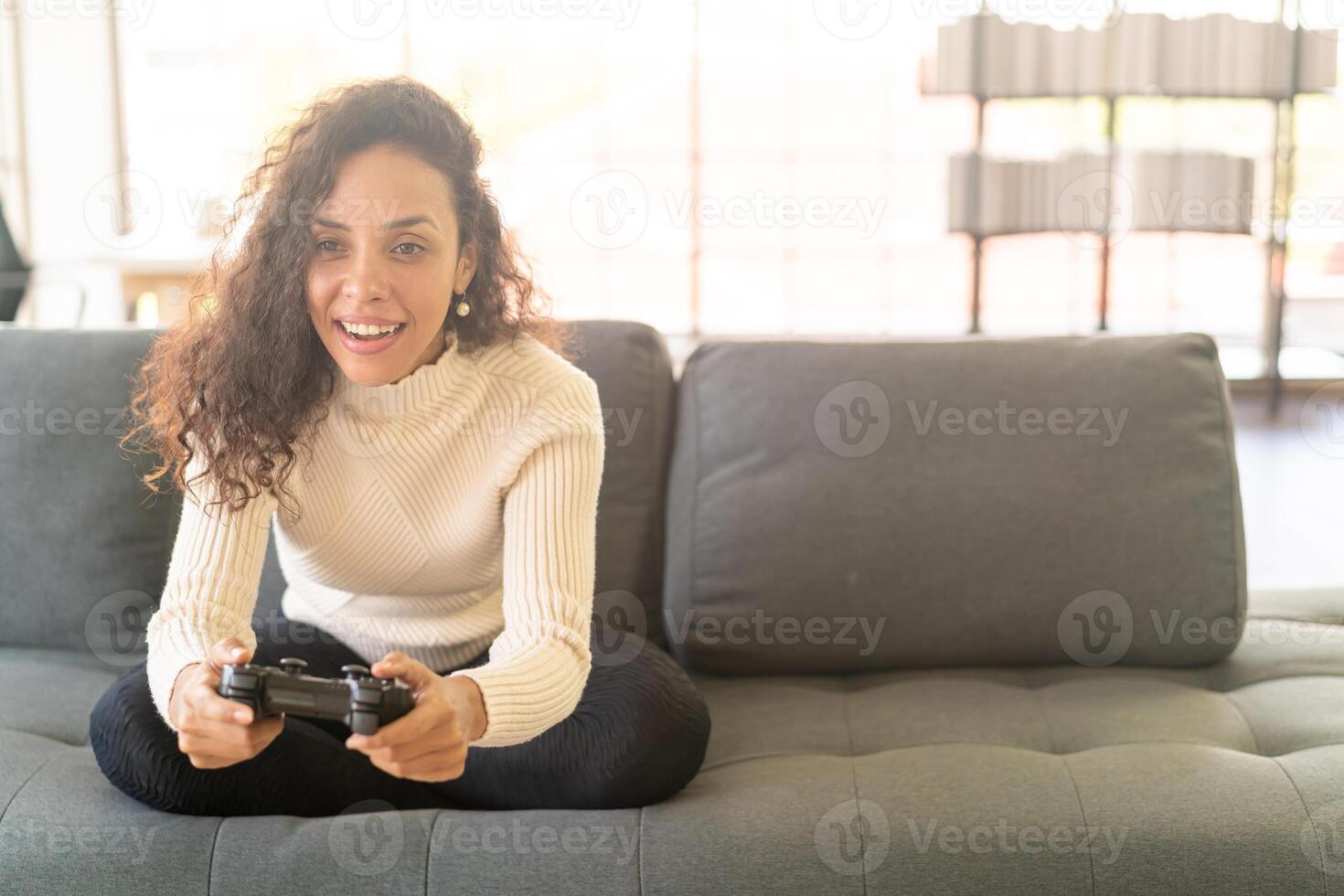 femme laitine jouant à des jeux vidéo avec les mains tenant le joystick photo