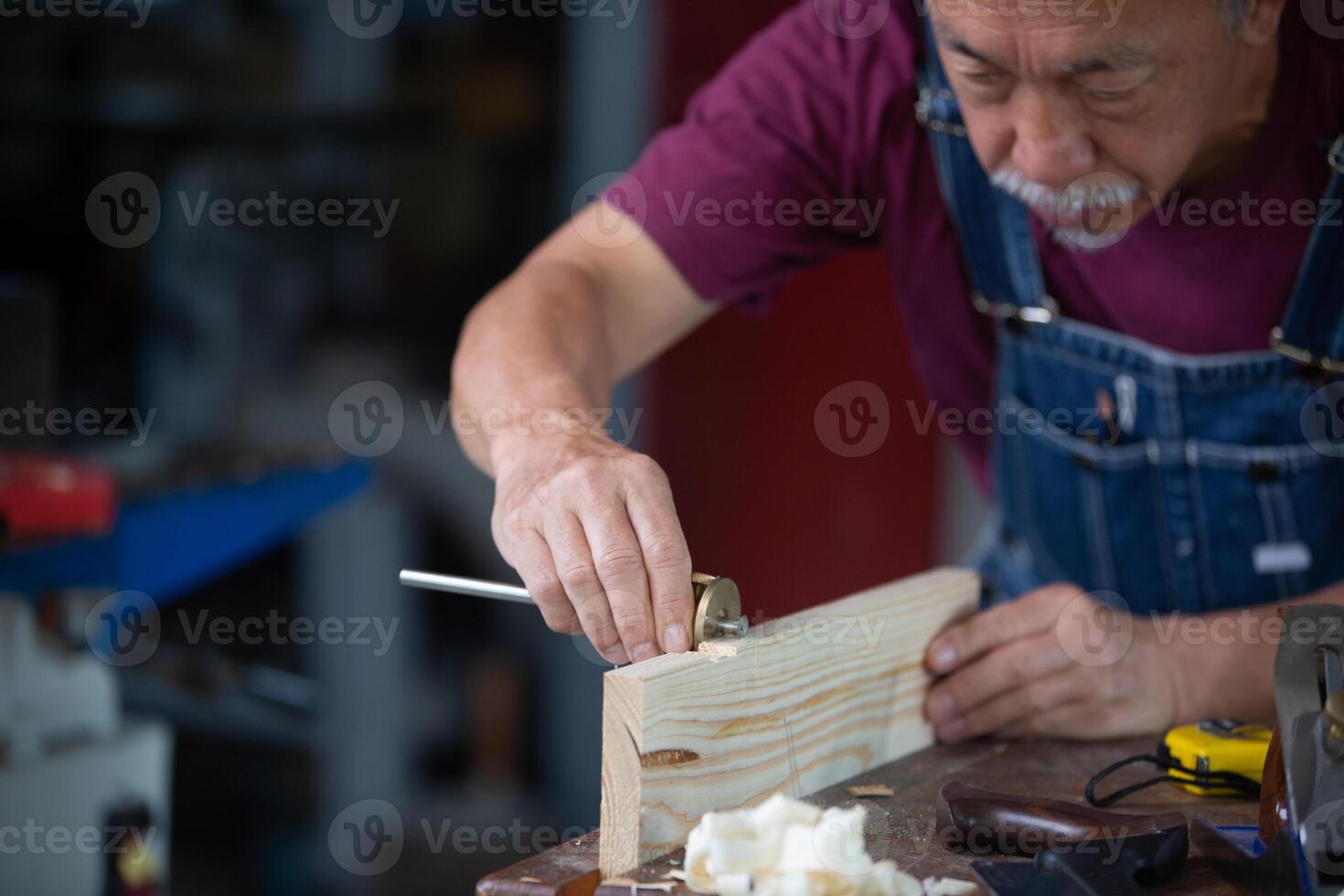 Charpentier travail avec équipement sur en bois tableau. Charpentier travail sur travail du bois Machines dans charpenterie magasin. homme travaux dans une charpenterie magasin. photo