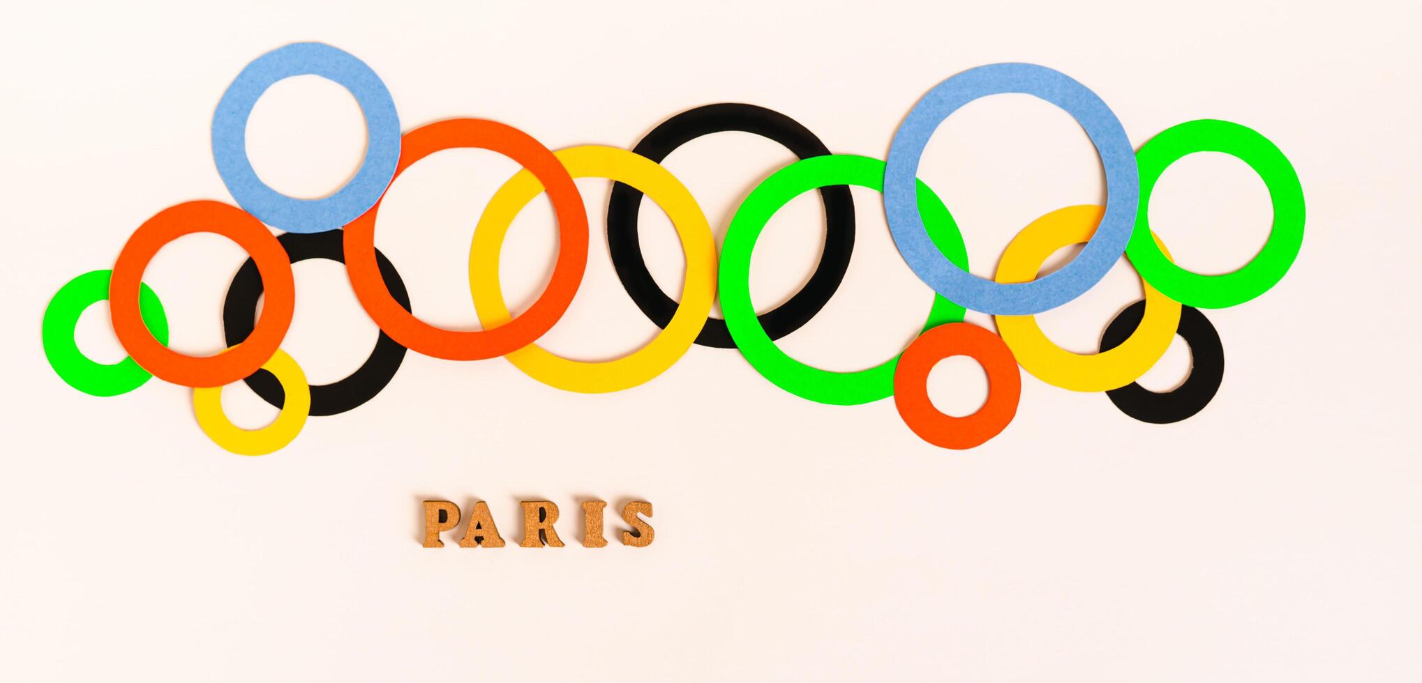 Jeux olympiques, Paris, France, été, 2024. multicolore anneaux et texte sur une lumière la toile bannière photo