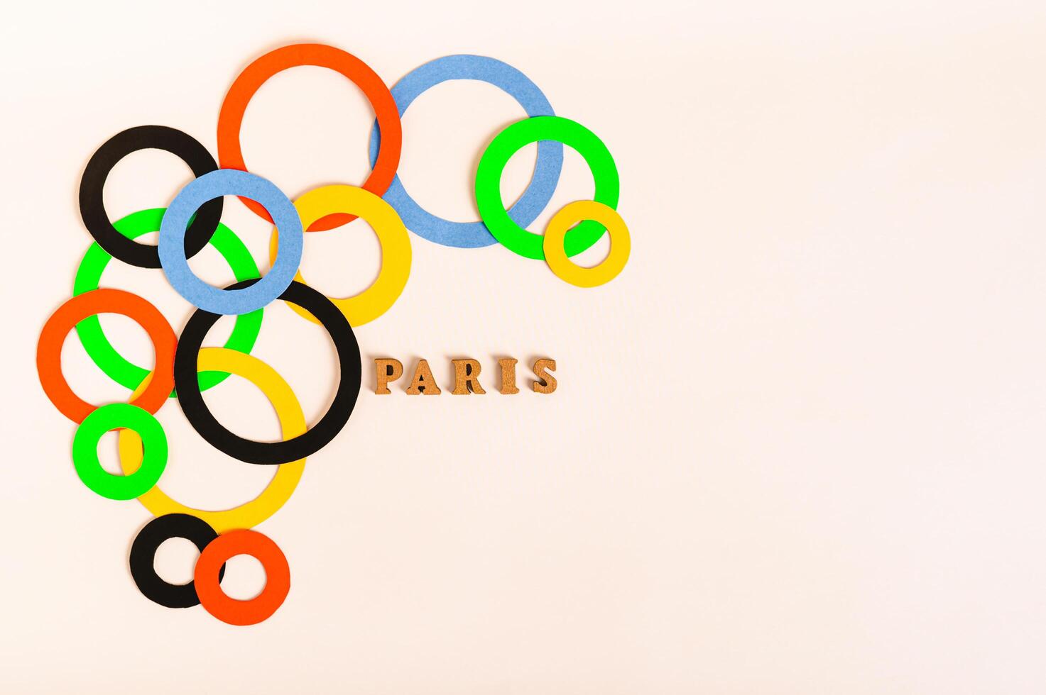 Jeux olympiques, Paris, France, été, 2024. multicolore anneaux autour texte sur une lumière Contexte photo