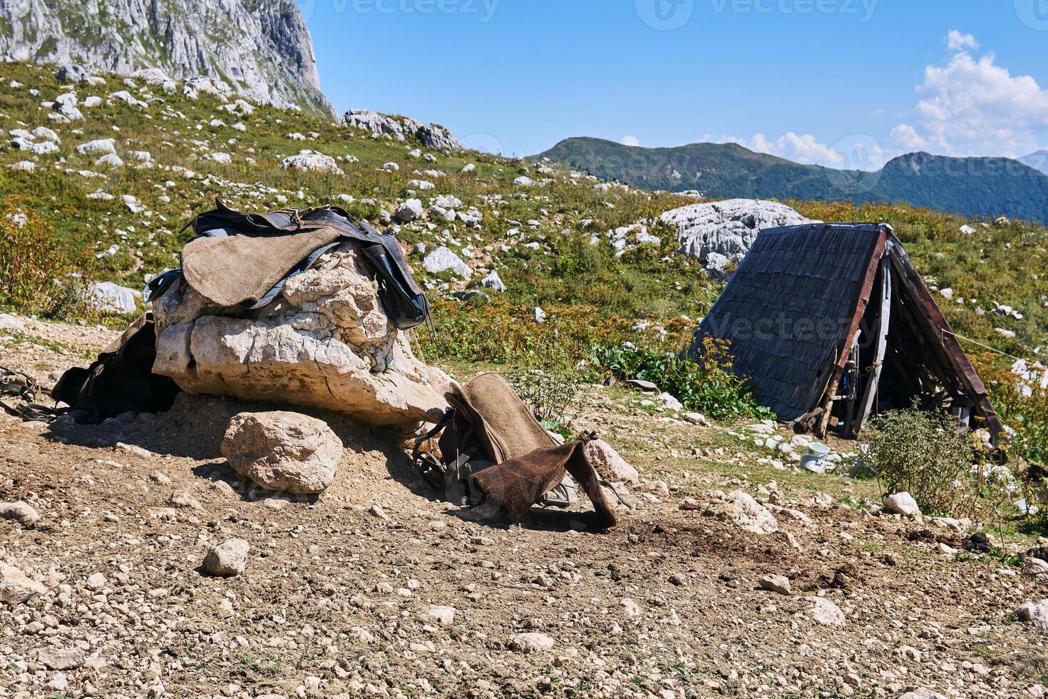 de sellier temporaire atelier dans le montagnes tandis que pâturage bétail dans highlang pâturages dans le Caucase, Russie photo