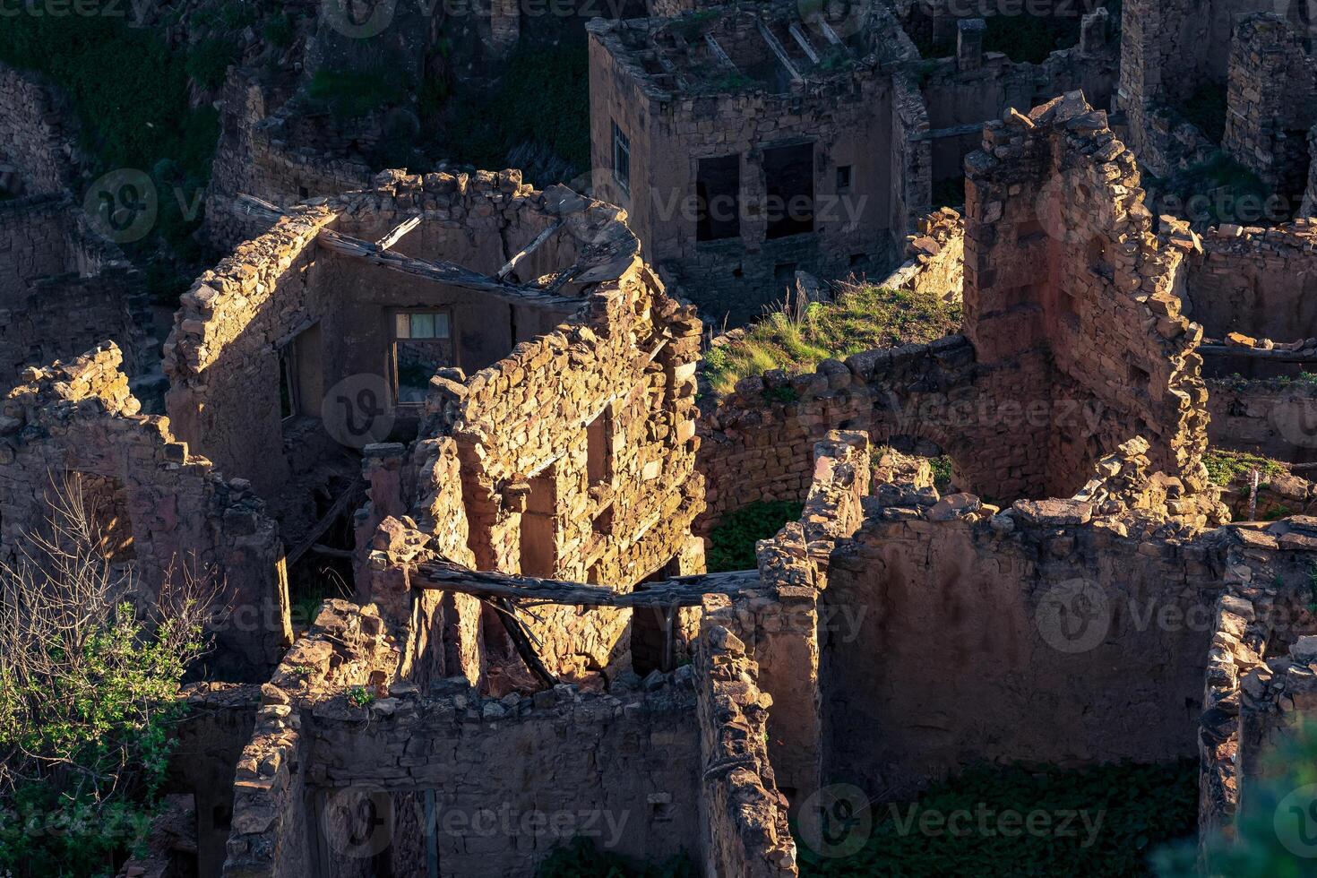 Haut vue de le ruines de le bâtiments de le inhabité village de gamsutl dans Daghestan photo