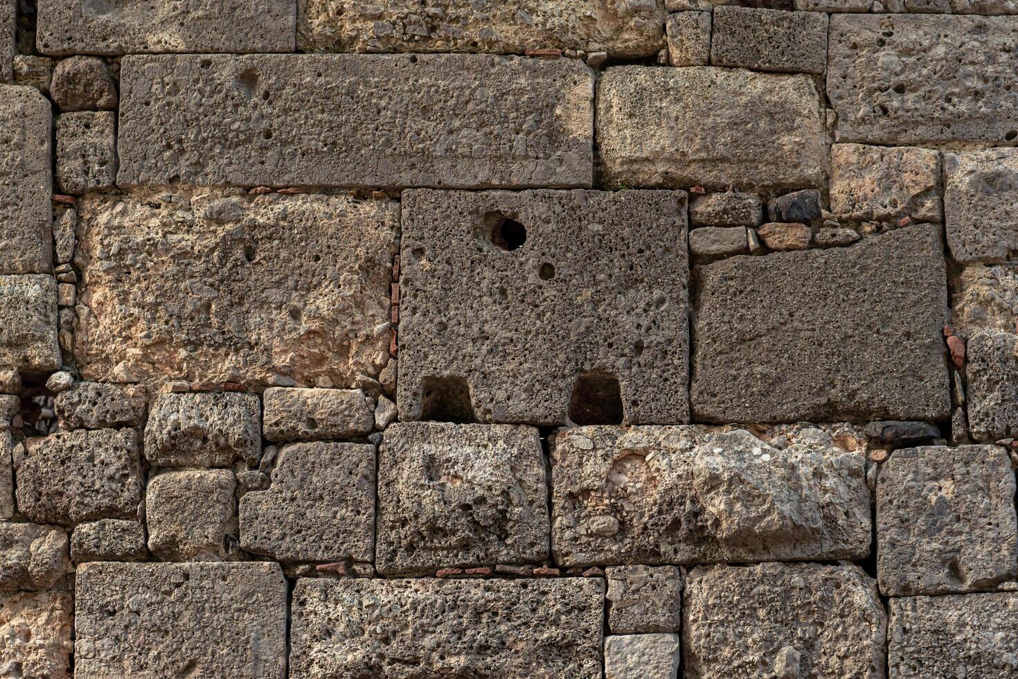 Contexte - antique pierre mur fabriqué de grand blocs de divers tailles et formes photo