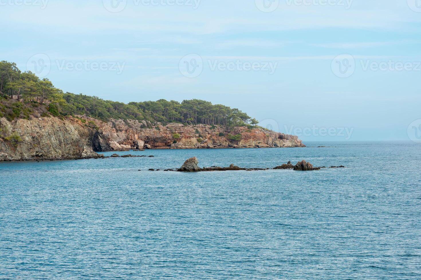 méditerranéen paysage marin avec raide côte et récifs photo