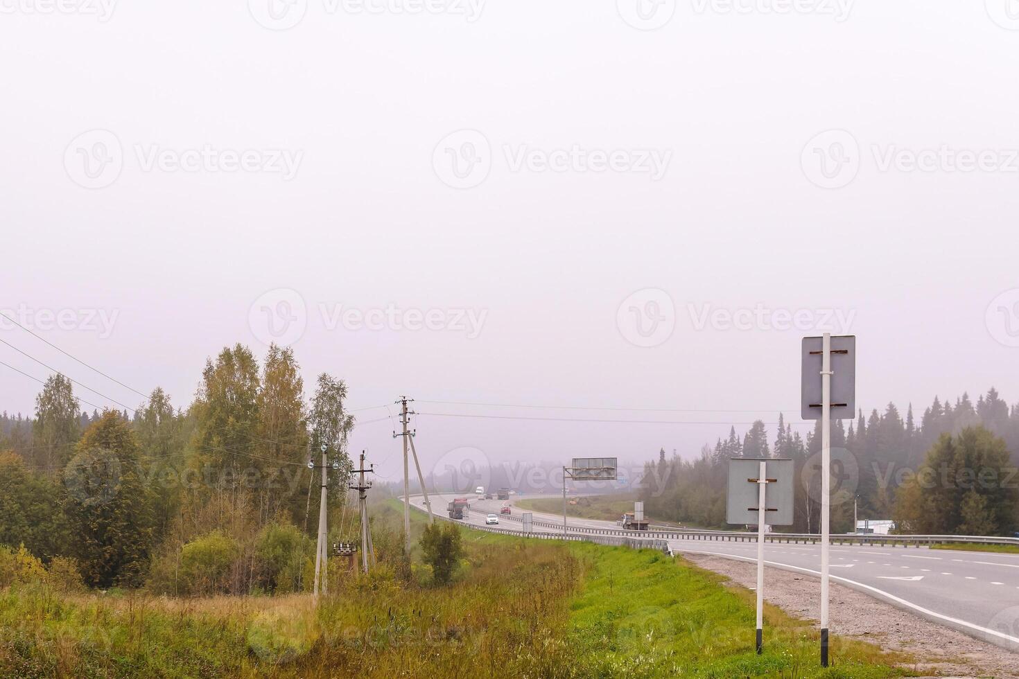 Autoroute dans l'automne brumeux terrain photo