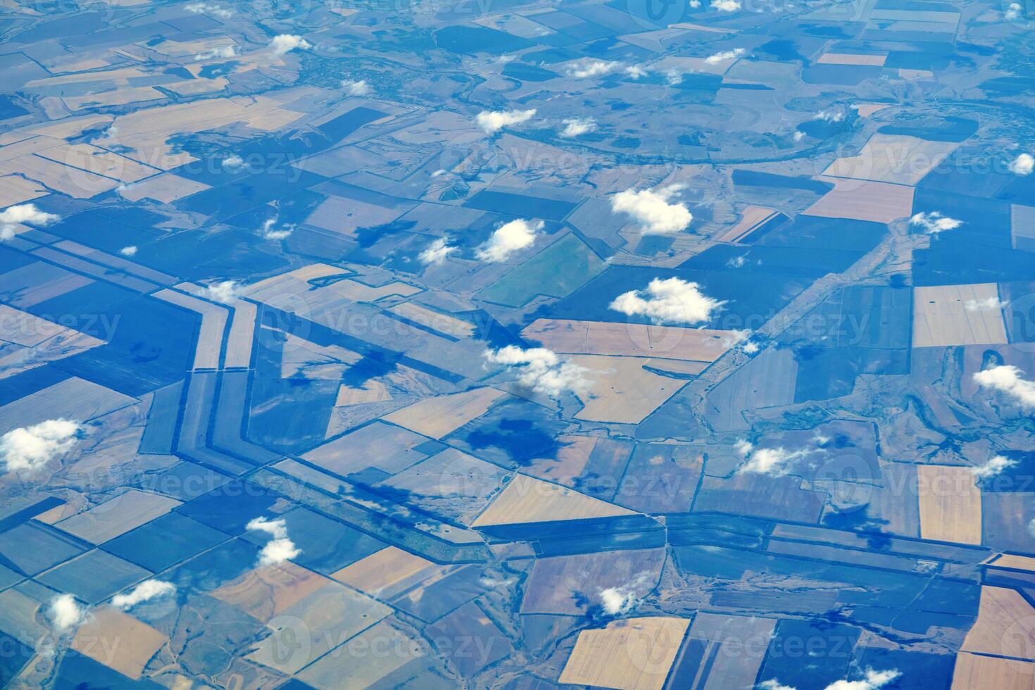 vue de le avion à le agricole Région avec coloré des champs photo
