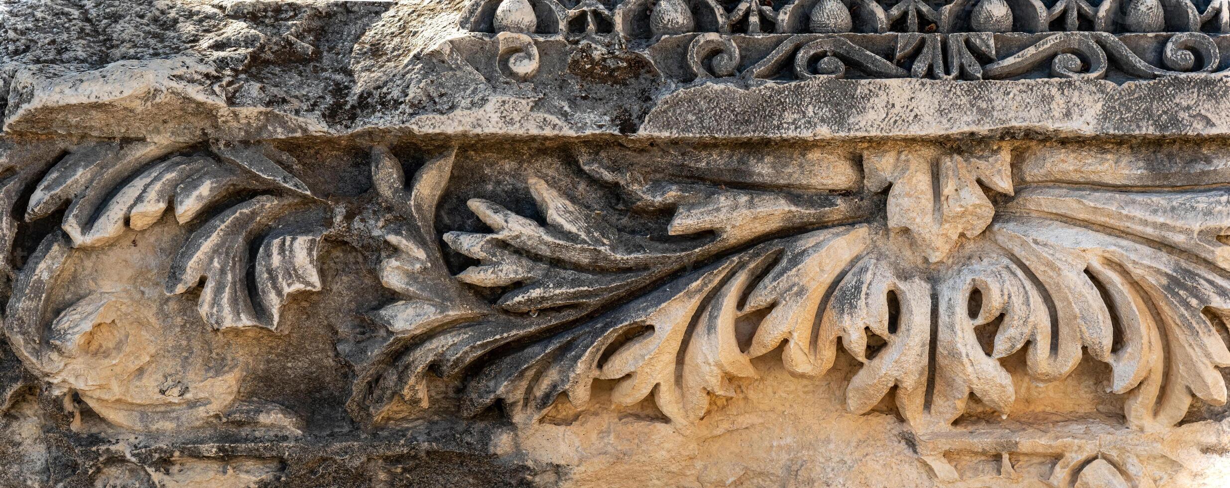 ancien patiné le soulagement sur le ruines de une bâtiment dans le ancien ville de Myra, dinde photo