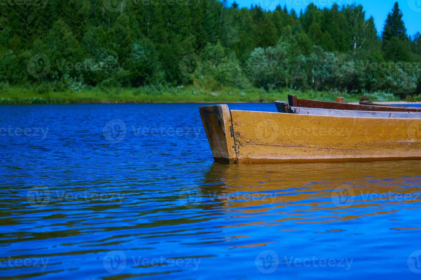 traditionnel en bois à fond plat bateaux sur le rivière banque, rural paysage photo