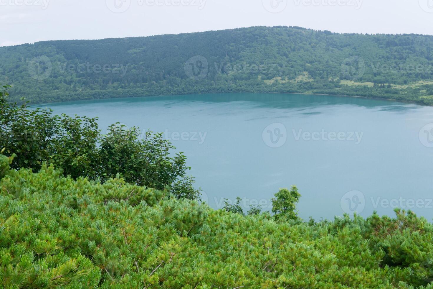 paysage de le golovnine volcan caldeira sur kunashir île photo