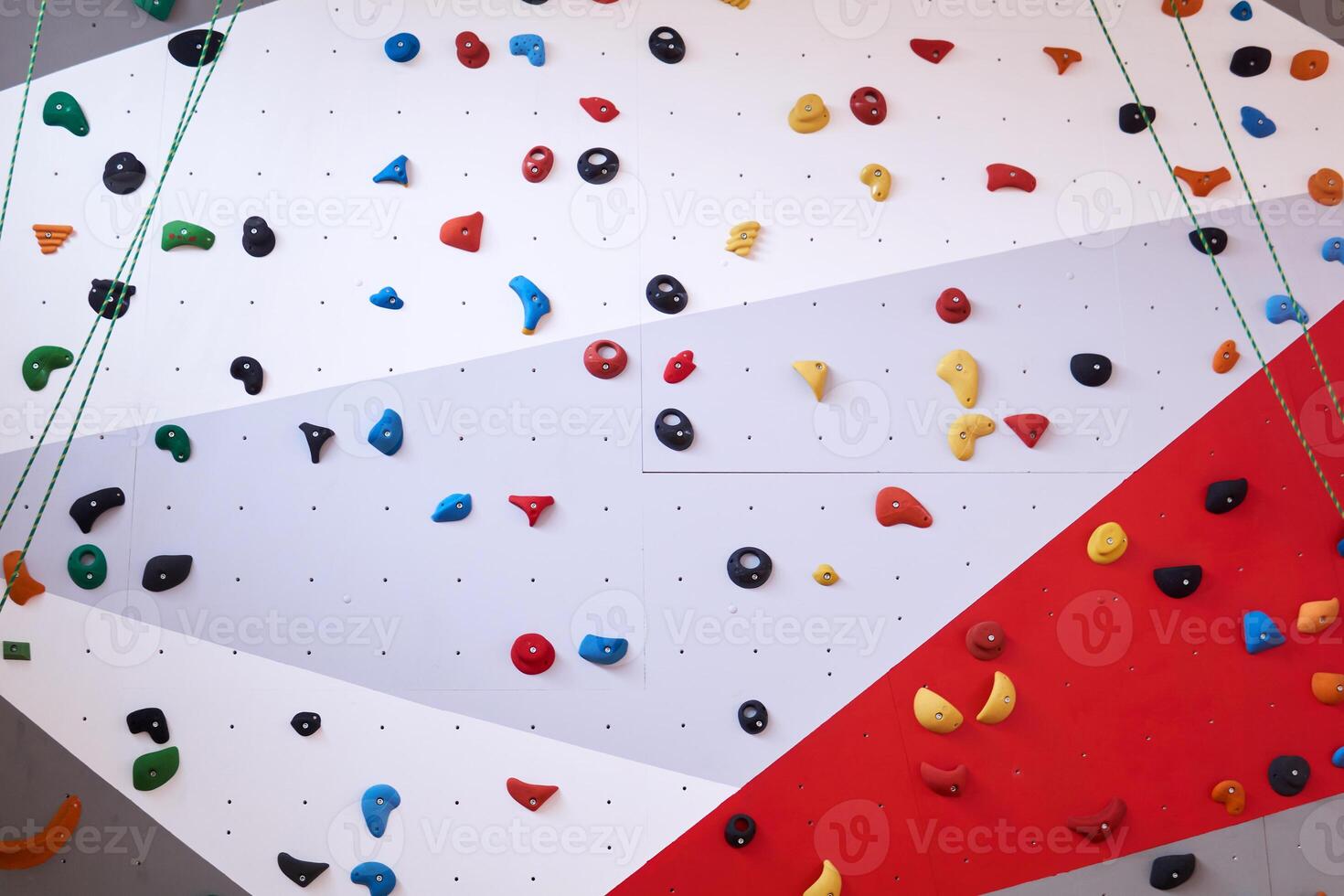 Contexte - multicolore escalade mur avec détient pour mains et pieds photo