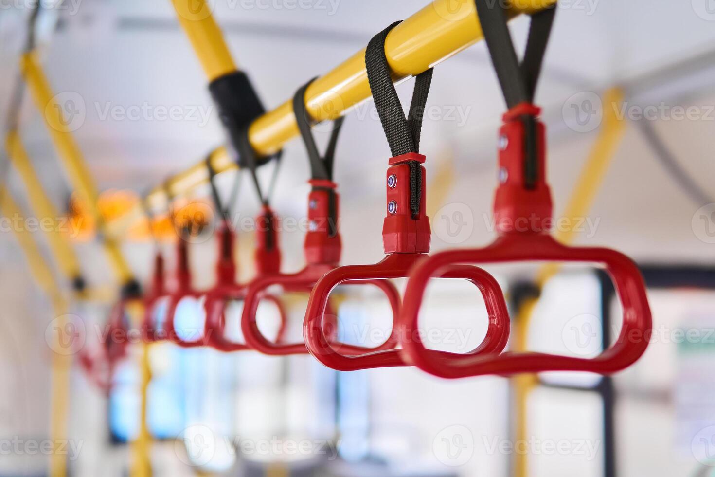 saisir poignées dans le passager compartiment de le autobus sur une flou Contexte photo