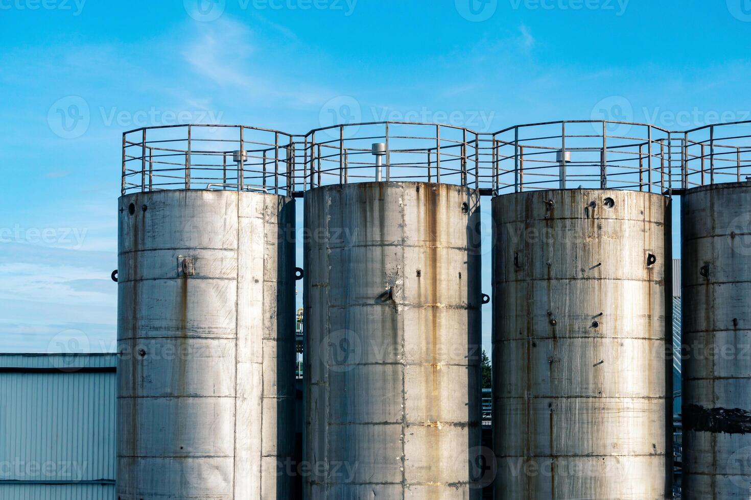 vieux métal industriel silo tours pour masse et liquide matériaux contre le ciel photo