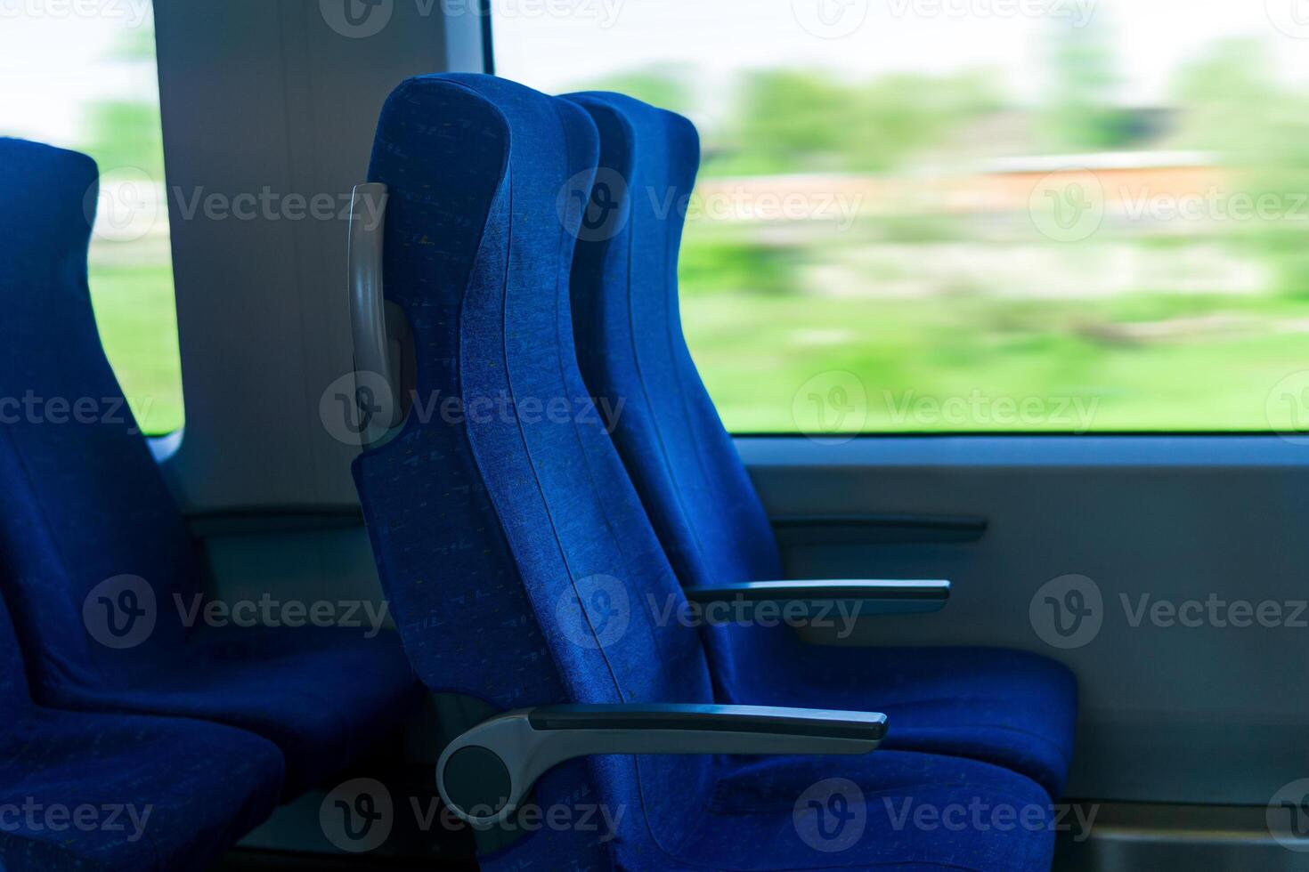 intérieur de banlieusard passager train voiture, rangée de chaises et une mouvement flou paysage à l'extérieur le fenêtre photo