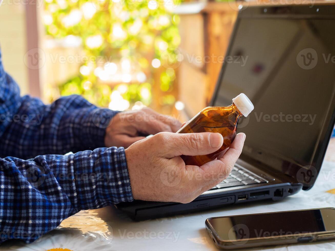 personnes âgées mains tenir une bouteille de médicament. médicament concept photo