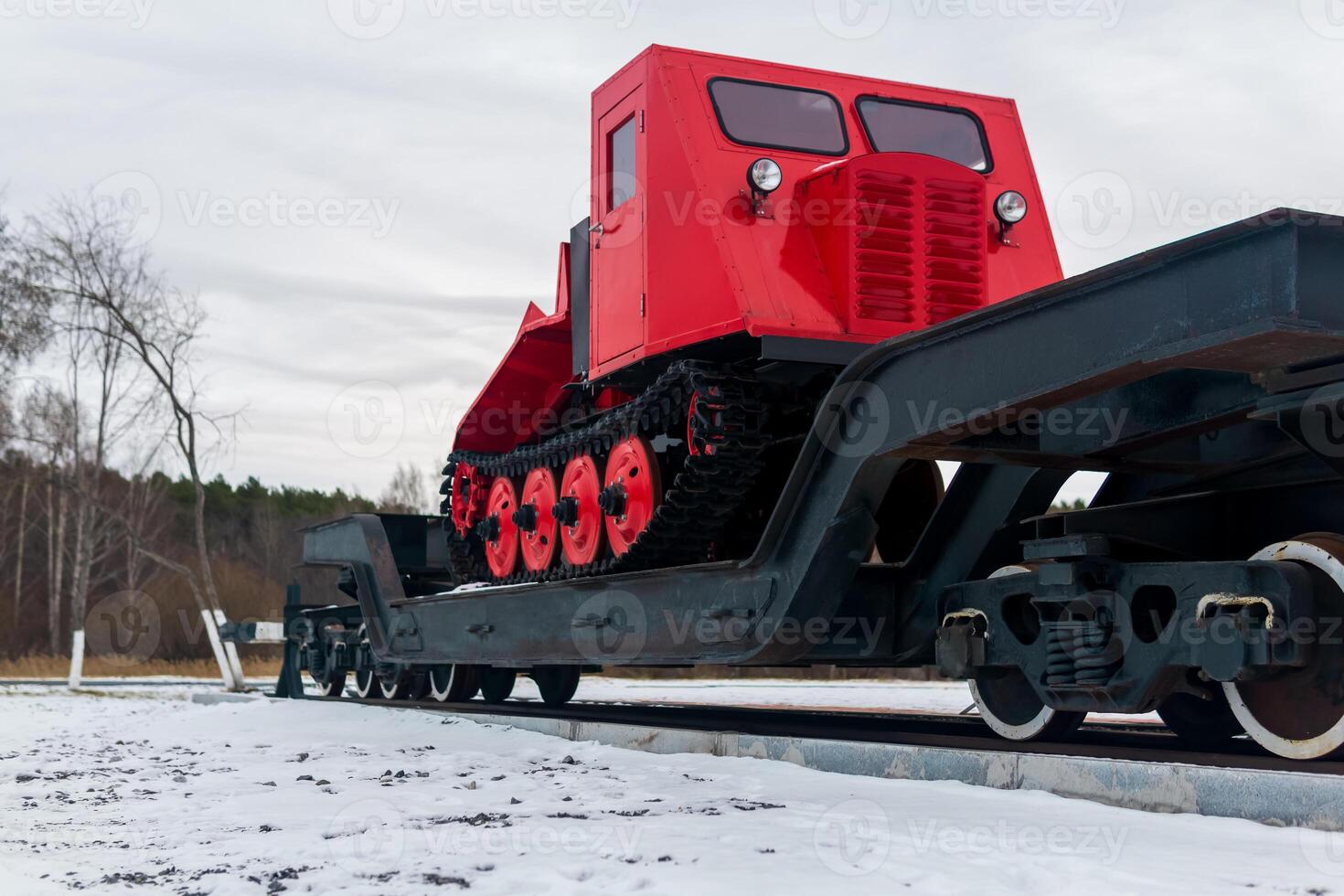 débardeur sur une chemin de fer wagon plat contre le Contexte de une forêt dans hiver photo