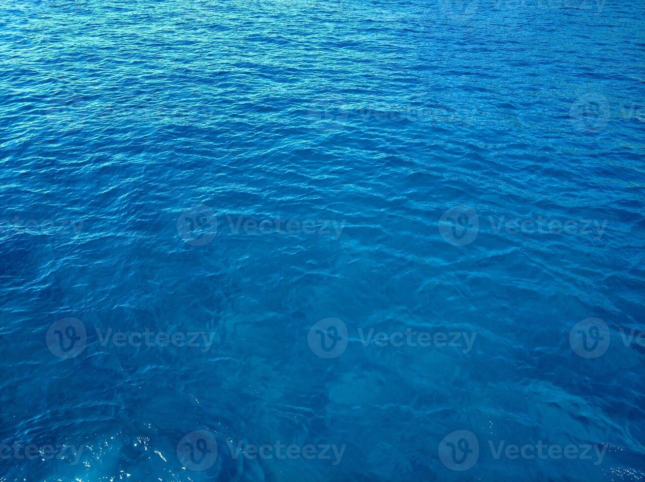 magnifique riches bleu texture de le mer avec petit vagues photo