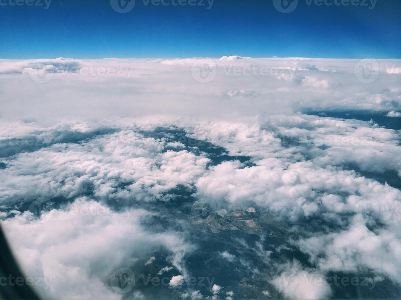 contraste photo de des nuages derrière le avion hublot