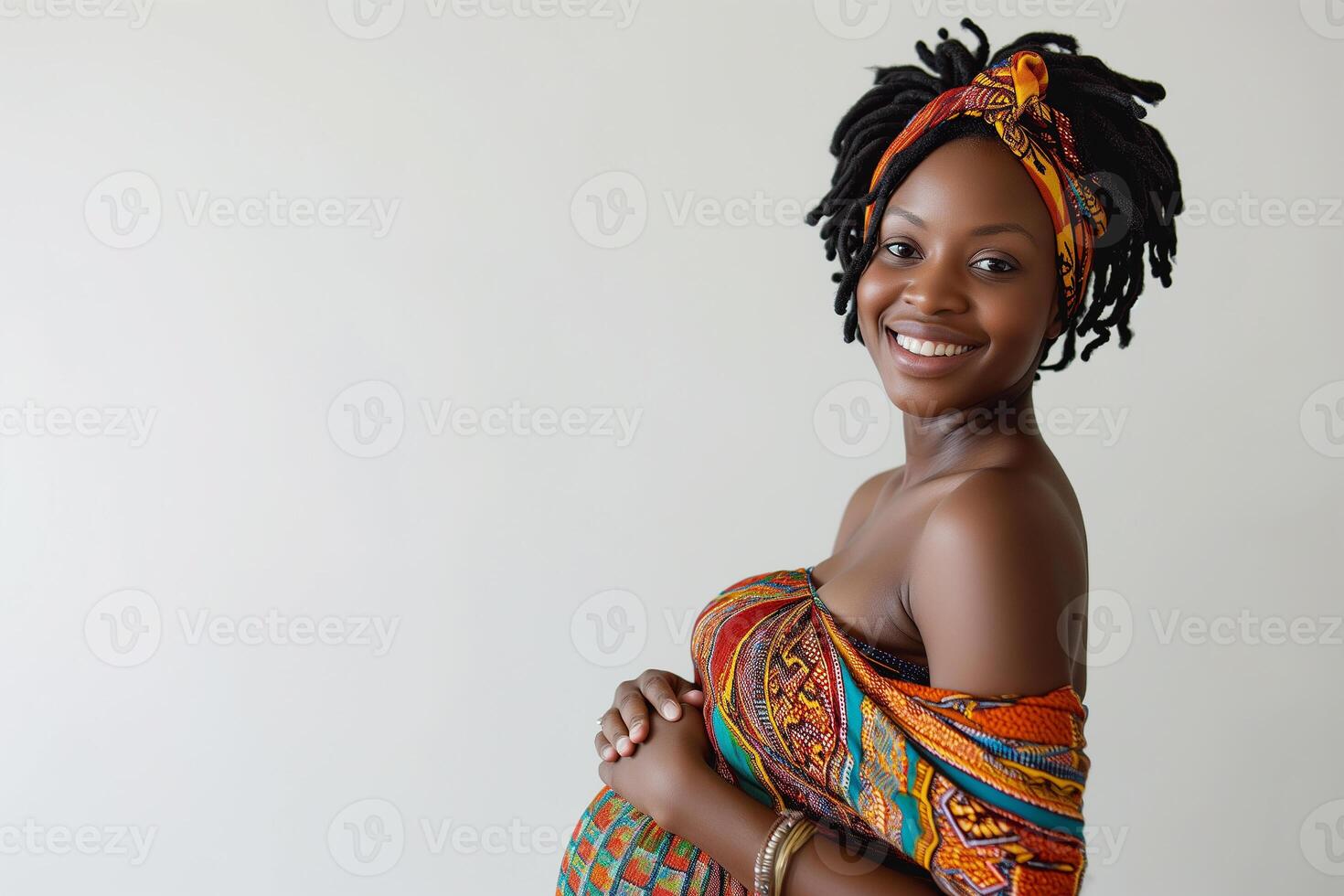 ai généré studio photo portrait de magnifique foncé peau africain américain Enceinte femme sur Couleur Contexte