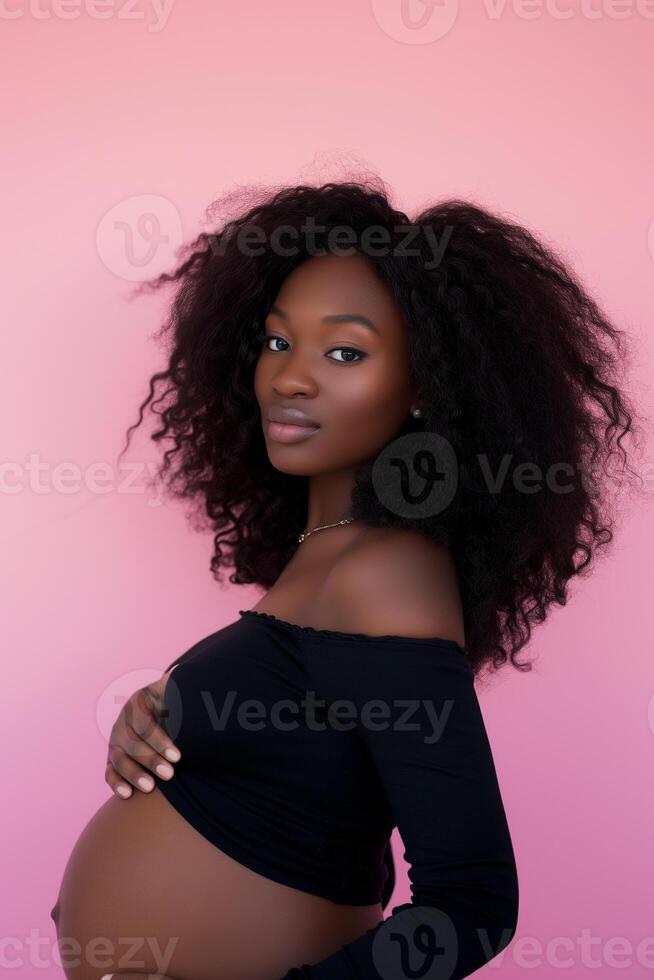 ai généré studio photo portrait de magnifique foncé peau africain américain Enceinte femme sur Couleur Contexte
