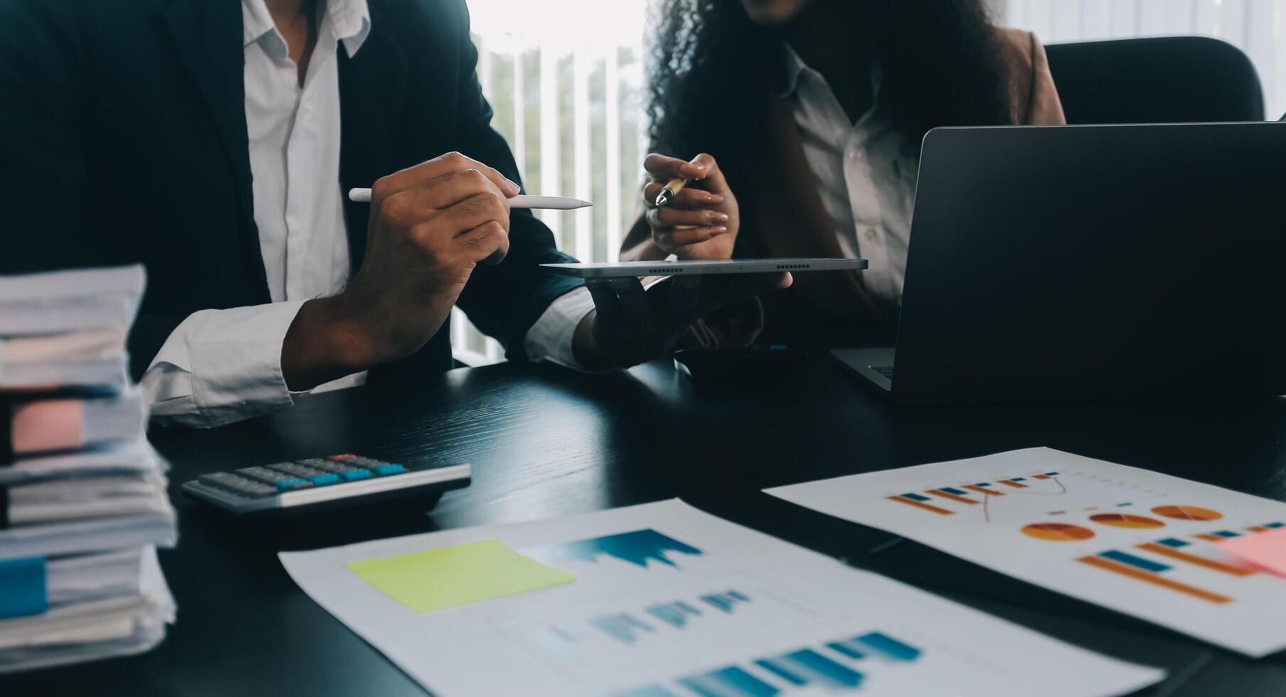 réunion du directeur financier discutant des statistiques financières sur le succès du projet de croissance de l'entreprise, investisseur professionnel travaillant sur un projet de démarrage pour un plan stratégique avec document, ordinateur portable et tablette numérique. photo