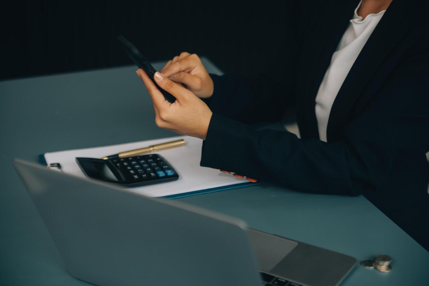 hispanique femme d'affaires dans formel tenue dans sa Bureau content et de bonne humeur tandis que en utilisant les smartphones et fonctionnement. Jeune femme d'affaires en utilisant applications sur cellule Téléphone (s, en train de lire nouvelles, vite lien photo