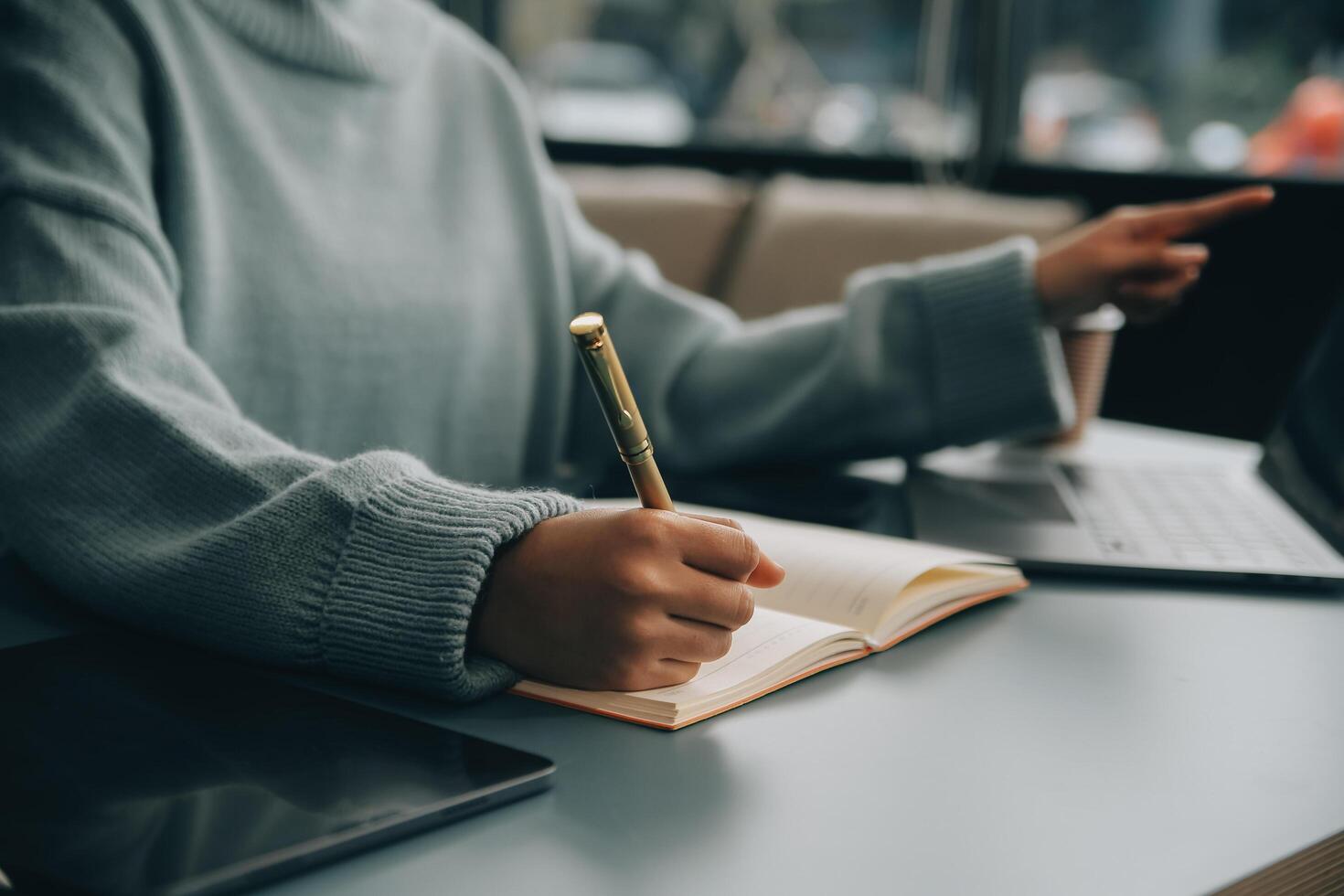 sur de soi femelle interprète traduire document de étranger Langue à Anglais utilisation PC app faire Remarques dans papier copie. professionnel Jeune femme éditeur correct les erreurs erreurs dans imprimé article texte photo