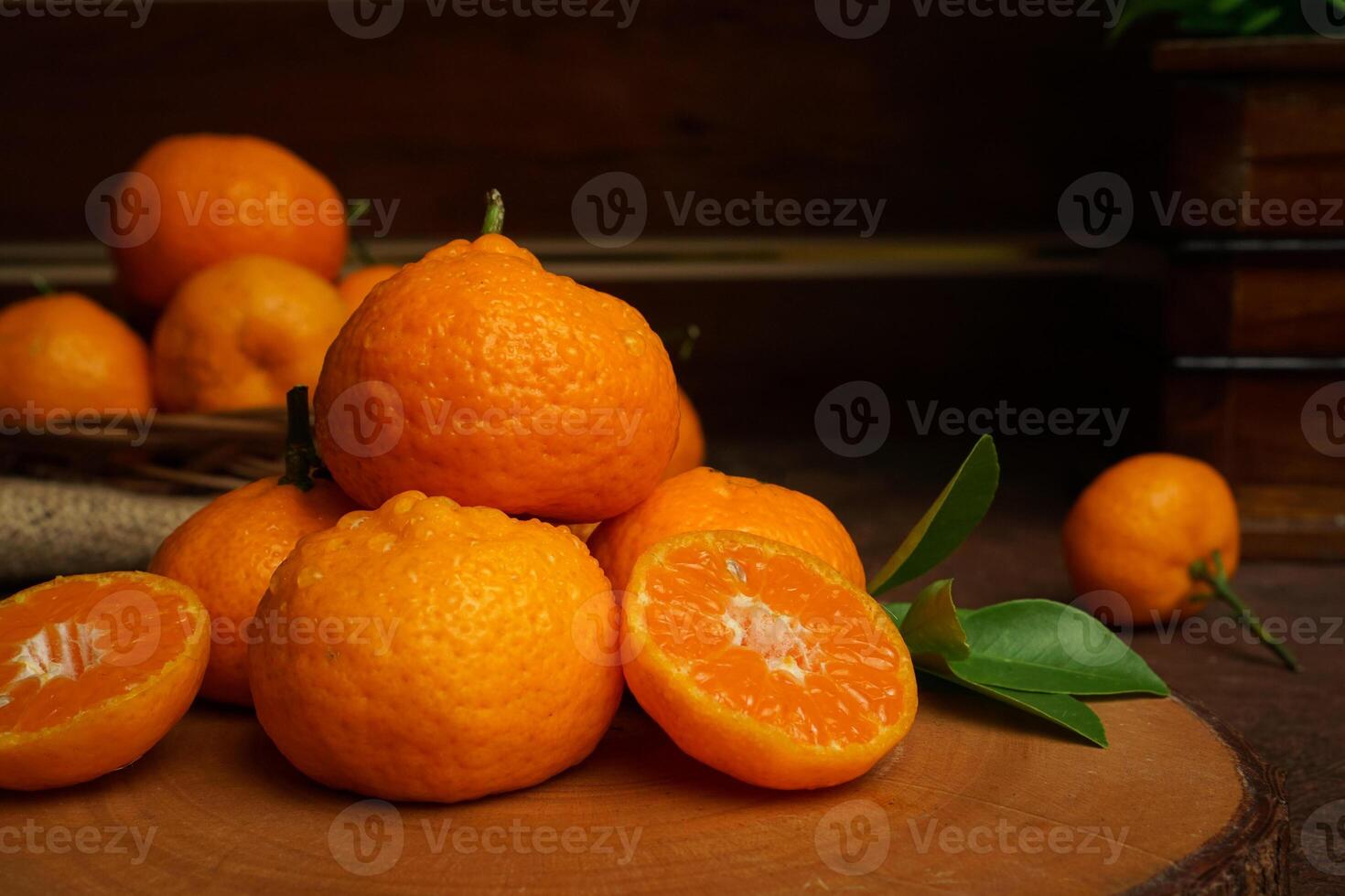 Frais Orange fruit proche en haut tir. cinématique style, foncé ambiance la photographie. Orange fruit sur le Coupe planche photo