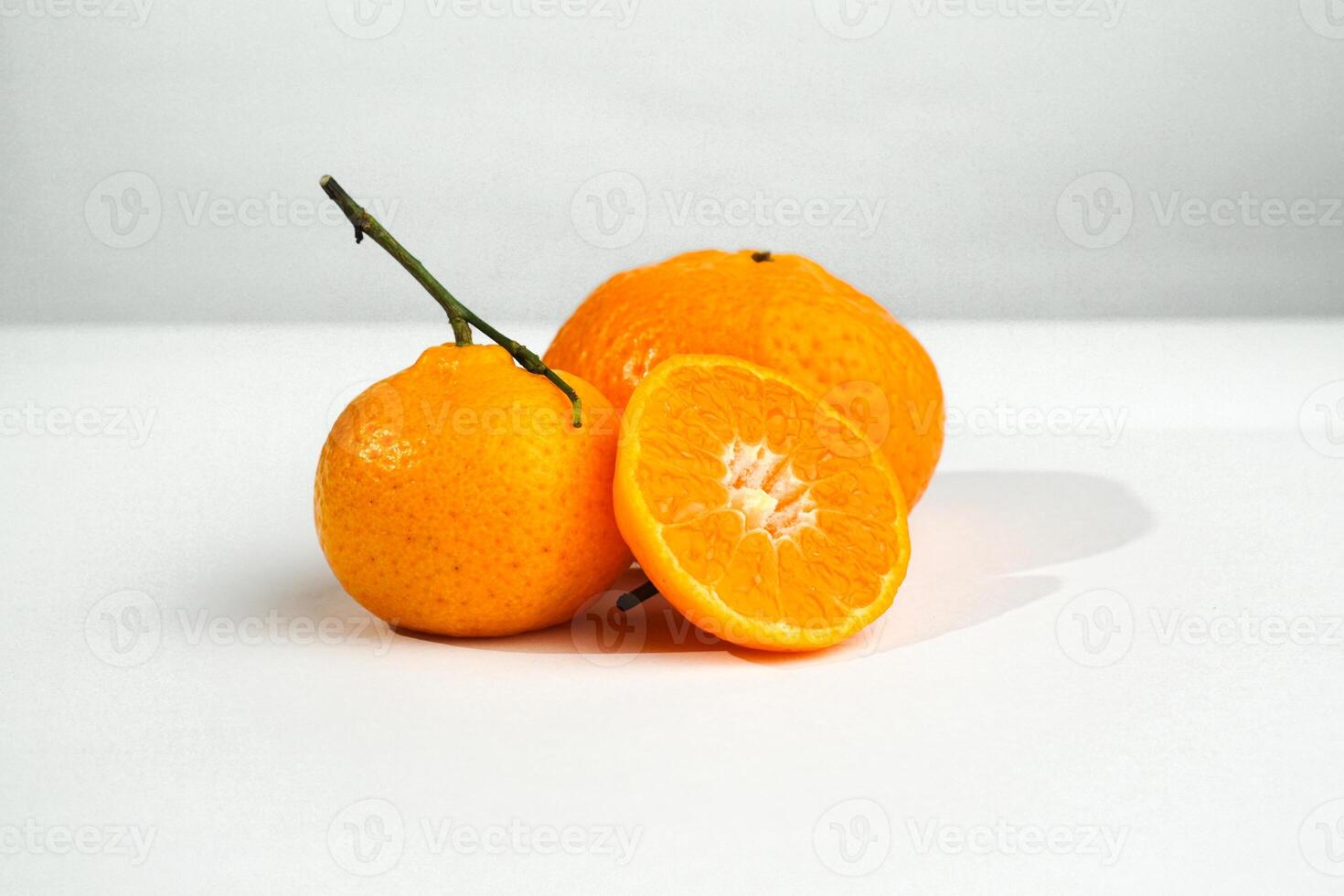 groupe de des oranges Couper dans moitié et pièces isolé sur blanc Contexte avec ombre. coupure chemin. Orange pour commercial utilisation produit photo