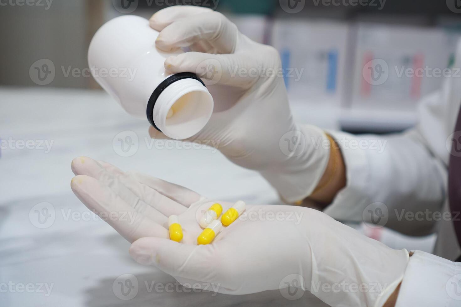 proche en haut femmes main avec gant prendre Jaune capsules médicament de bouteille photo