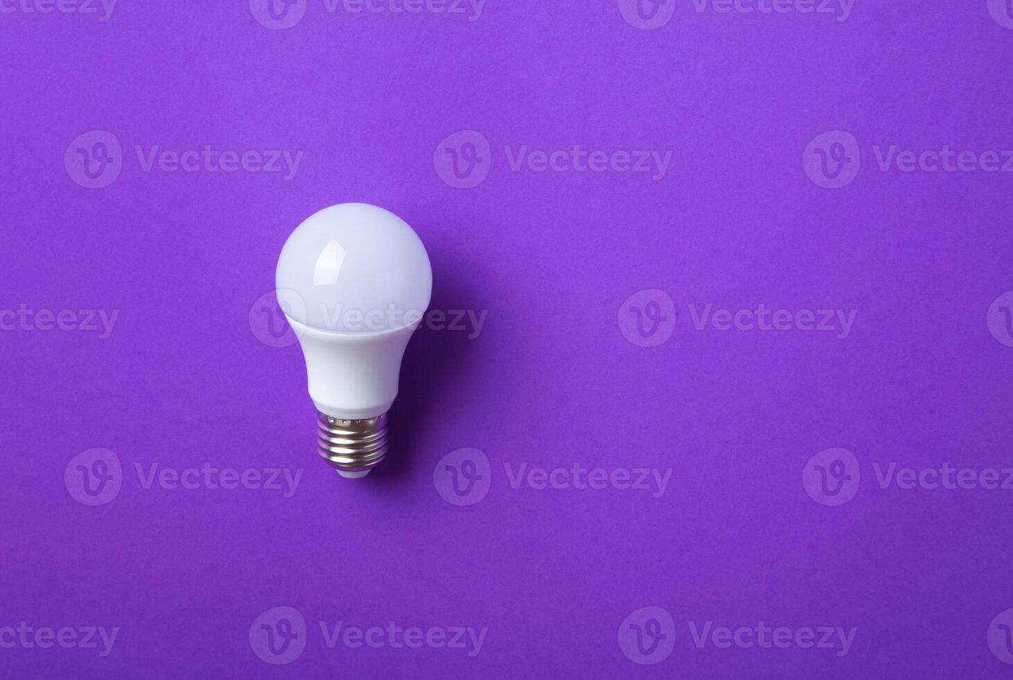 blanc ampoule sur violet Contexte. photo