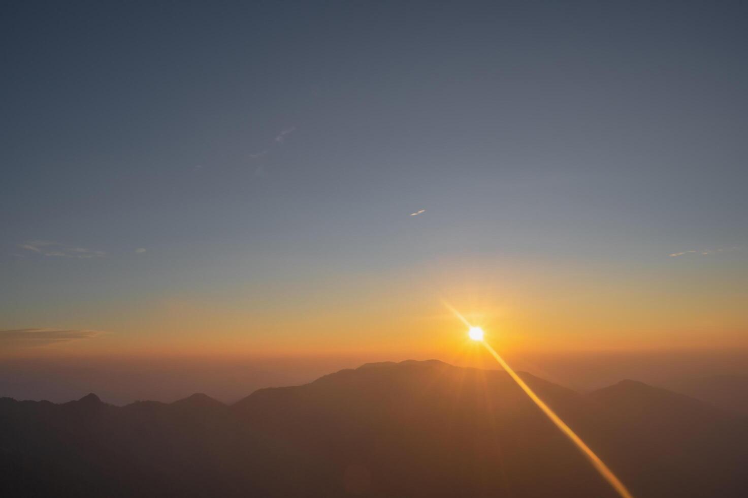 magnifique lever du soleil sur Khao san non wua kanchanaburi.khao san non wua est le le plus élevé Montagne dans Khao laem nationale parc. il est 1767 mètres au dessus mer niveau. photo