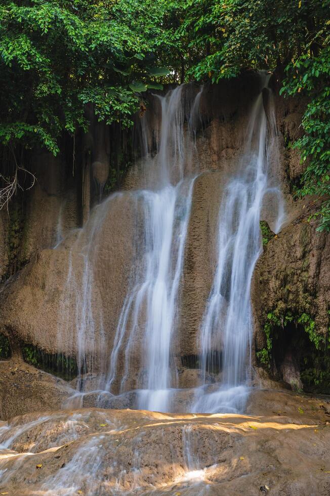 magnifique paysage vue de sai yok non je cascade kanchanaburi.sai yok non je est une cascade, aussi connu comme Khao phang cascade. photo