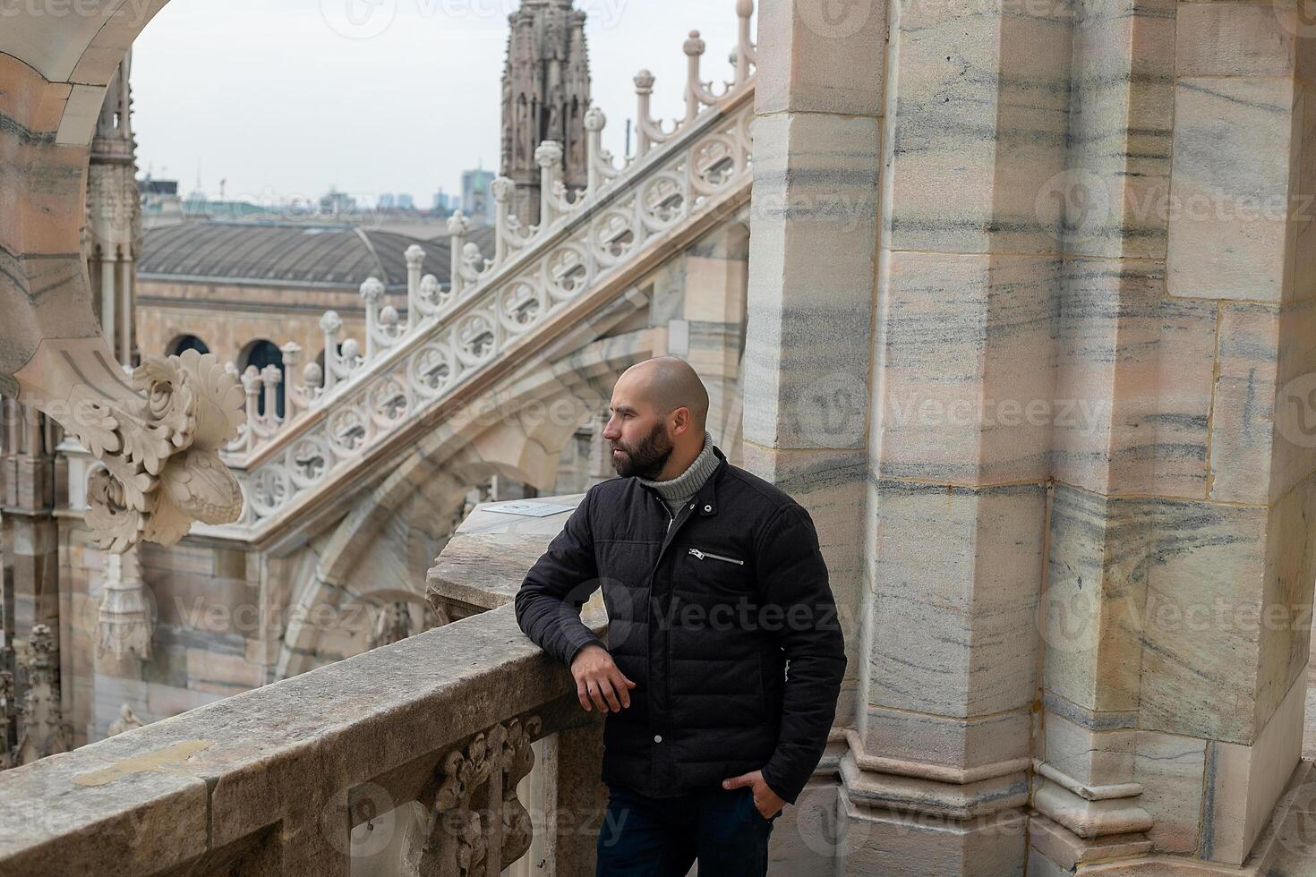 content homme dans de face de duomo Milan cathédrale photo