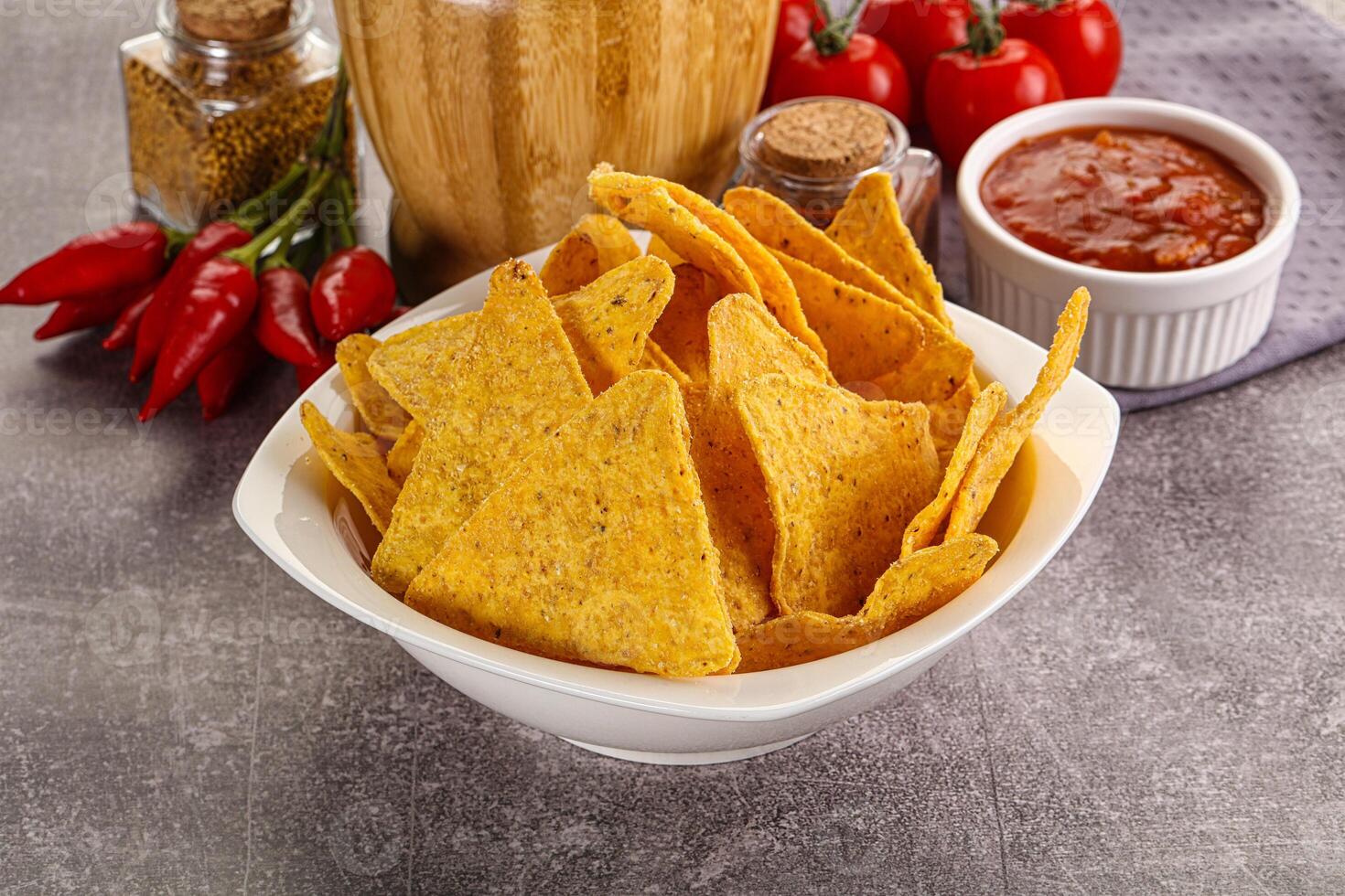 mexicain blé Nachos frites avec salsa photo