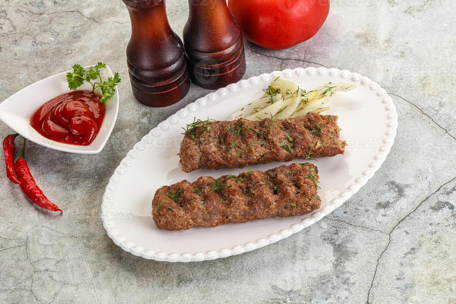 kebab avec du boeuf servi oignon photo