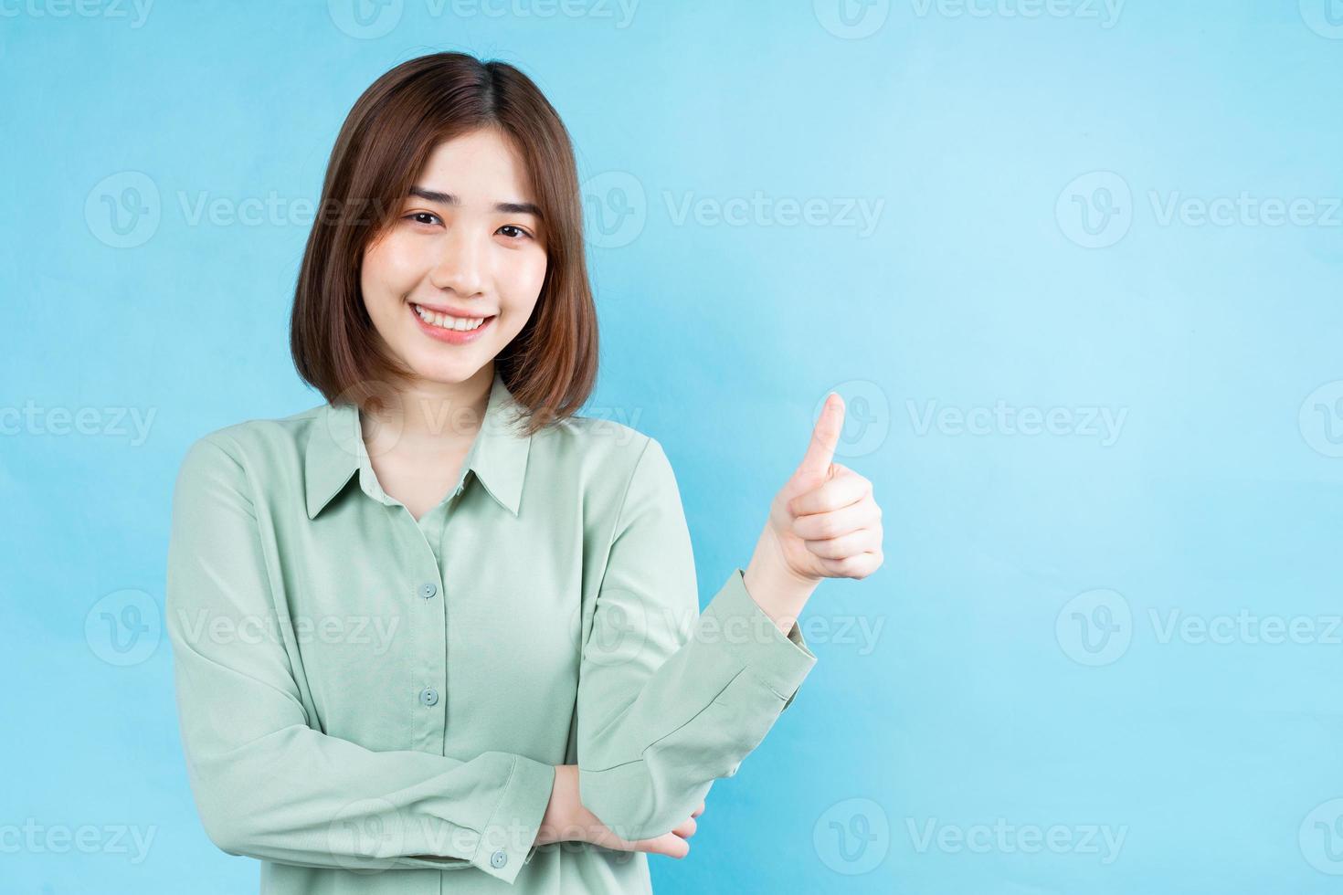 portrait de jeune femme d'affaires sur fond bleu photo