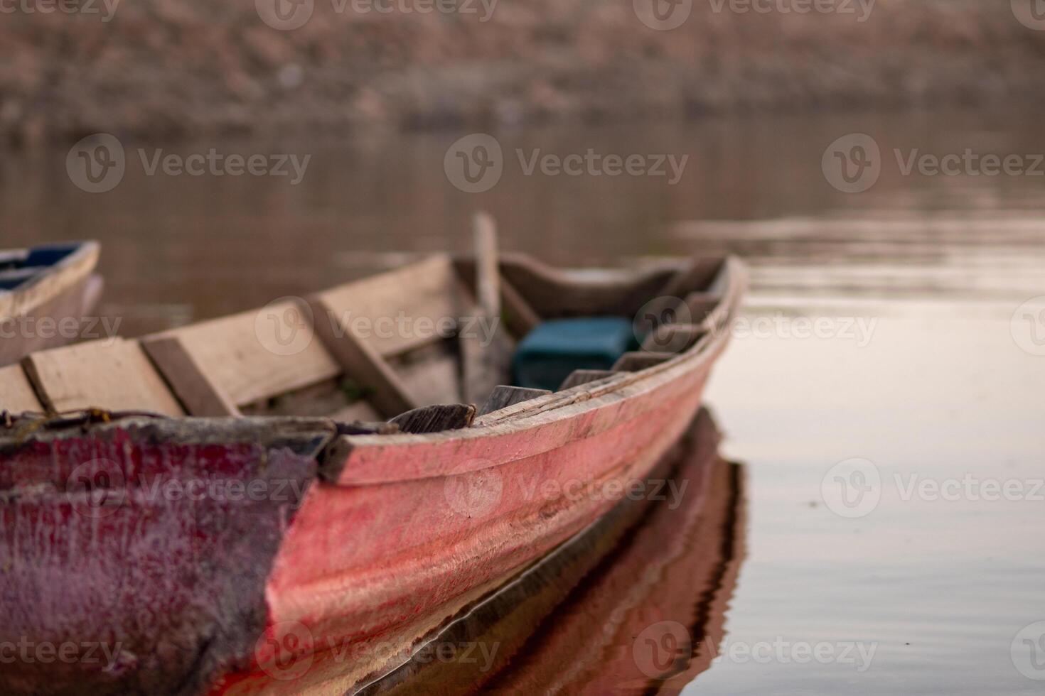 vieux pêche bateau dérive sur rivière photo